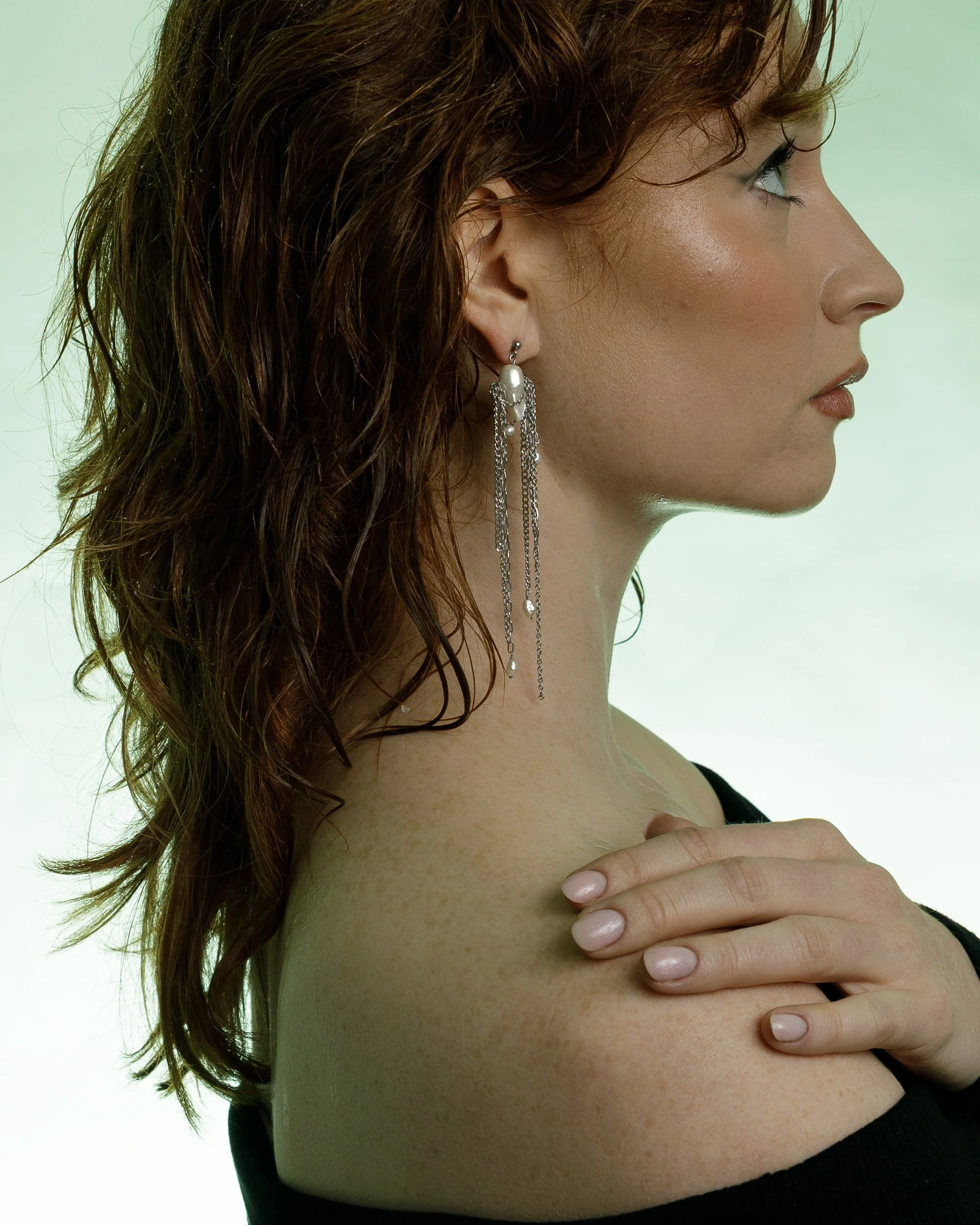 Kaaret_AmalEarrings_2026_MotherOfPearlAndStainlessSteel_11,5x1,5x1,5cm_£130.jpg