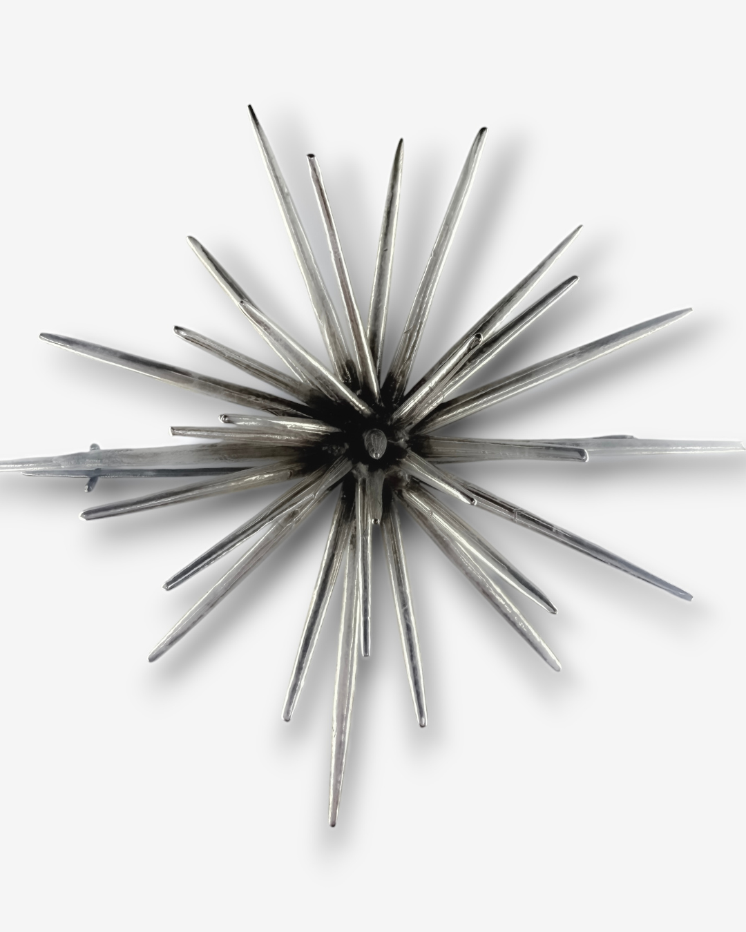 Ninimosi_BeamBrooch_2026_SterlingSilver_10x10x1cm_£625.png