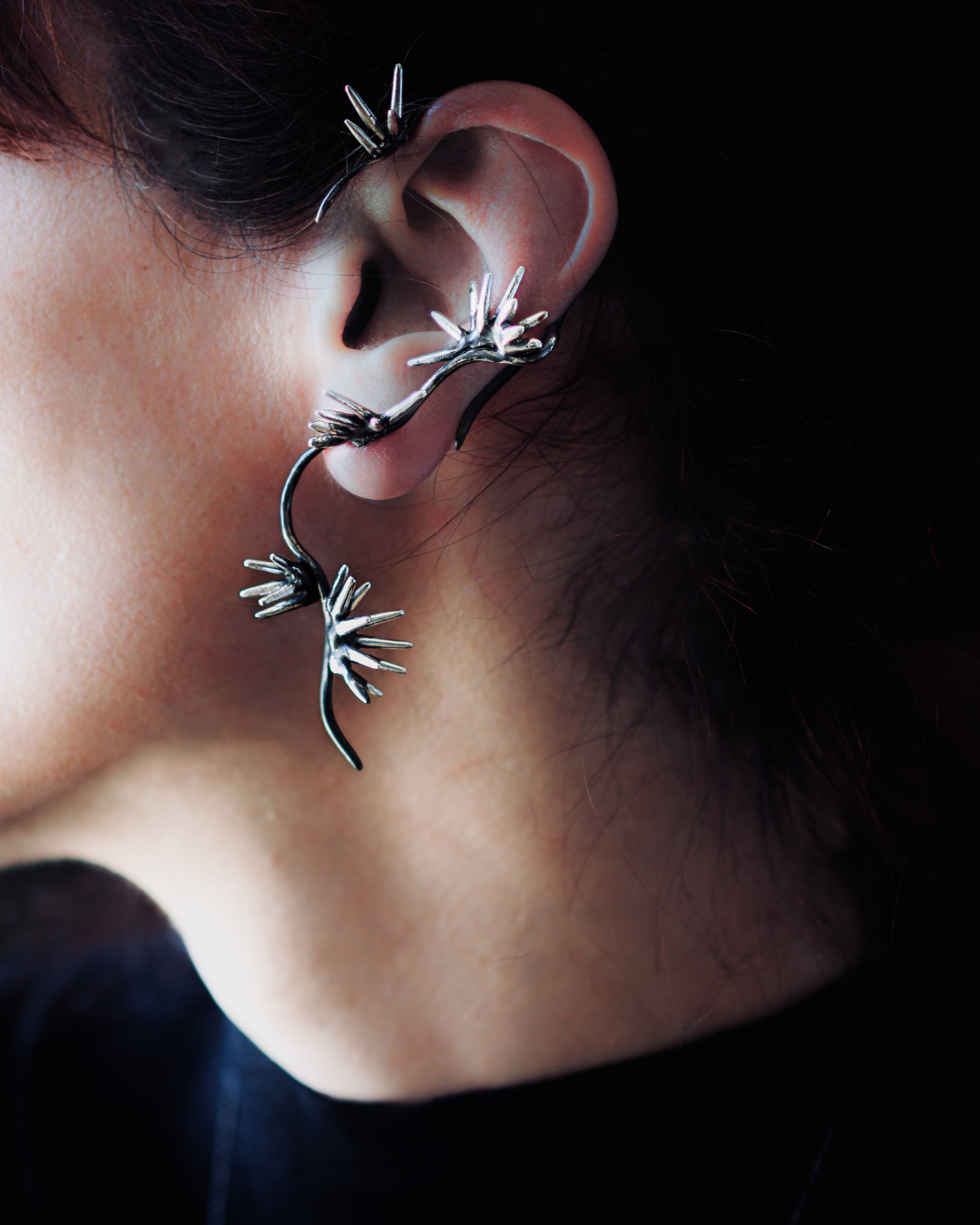 Ninimosi_BeamEarCuff_2026_model_SterlingSilver_8x5x1cm_£350.png