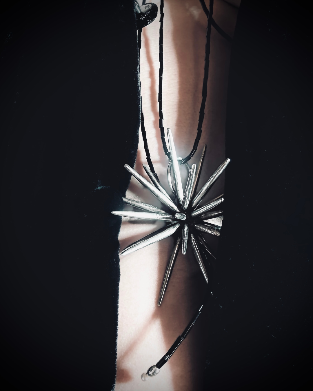 Ninimosi_BeamNecklace_model_2026_SterlingSilver_8x8x3cm_£590.png
