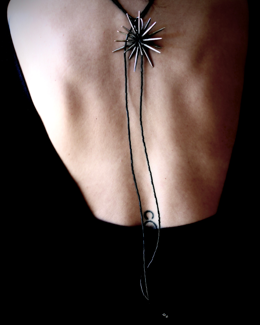 Ninimosi_BeamNecklace_model2_2026_SterlingSilver_8x8x3cm_£590.png