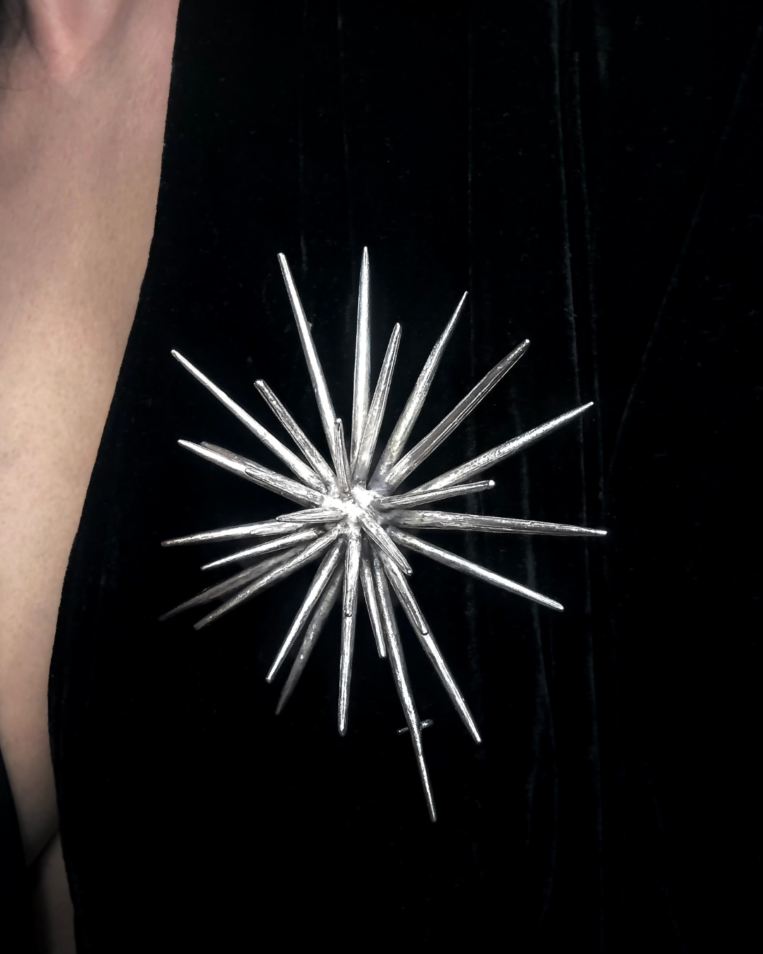 Ninimosi_BeamBrooch_model_2026_SterlingSilver_10x10x1cm_£625.png