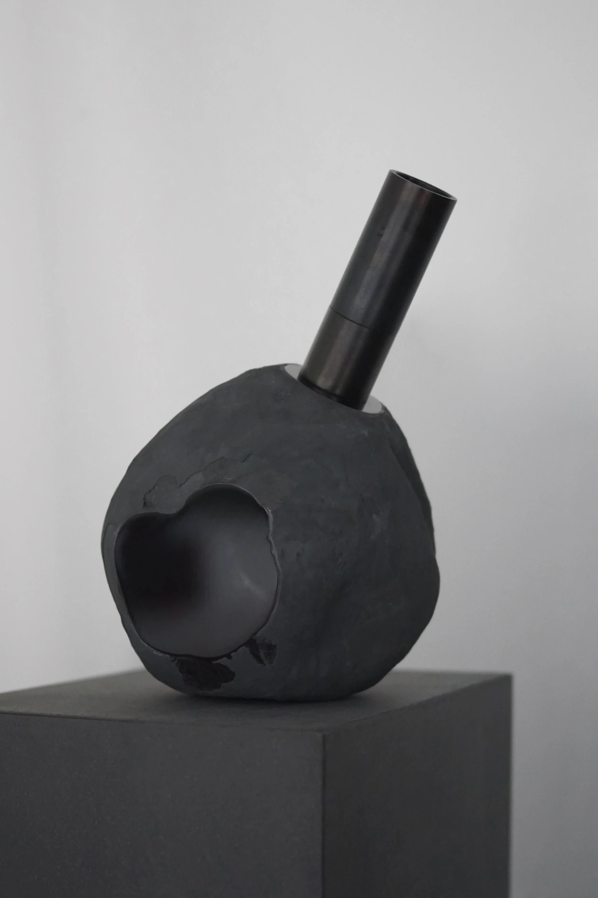 ERLANDS & BAI BAI_DARK VASE1_EB WeightLight series.JPG