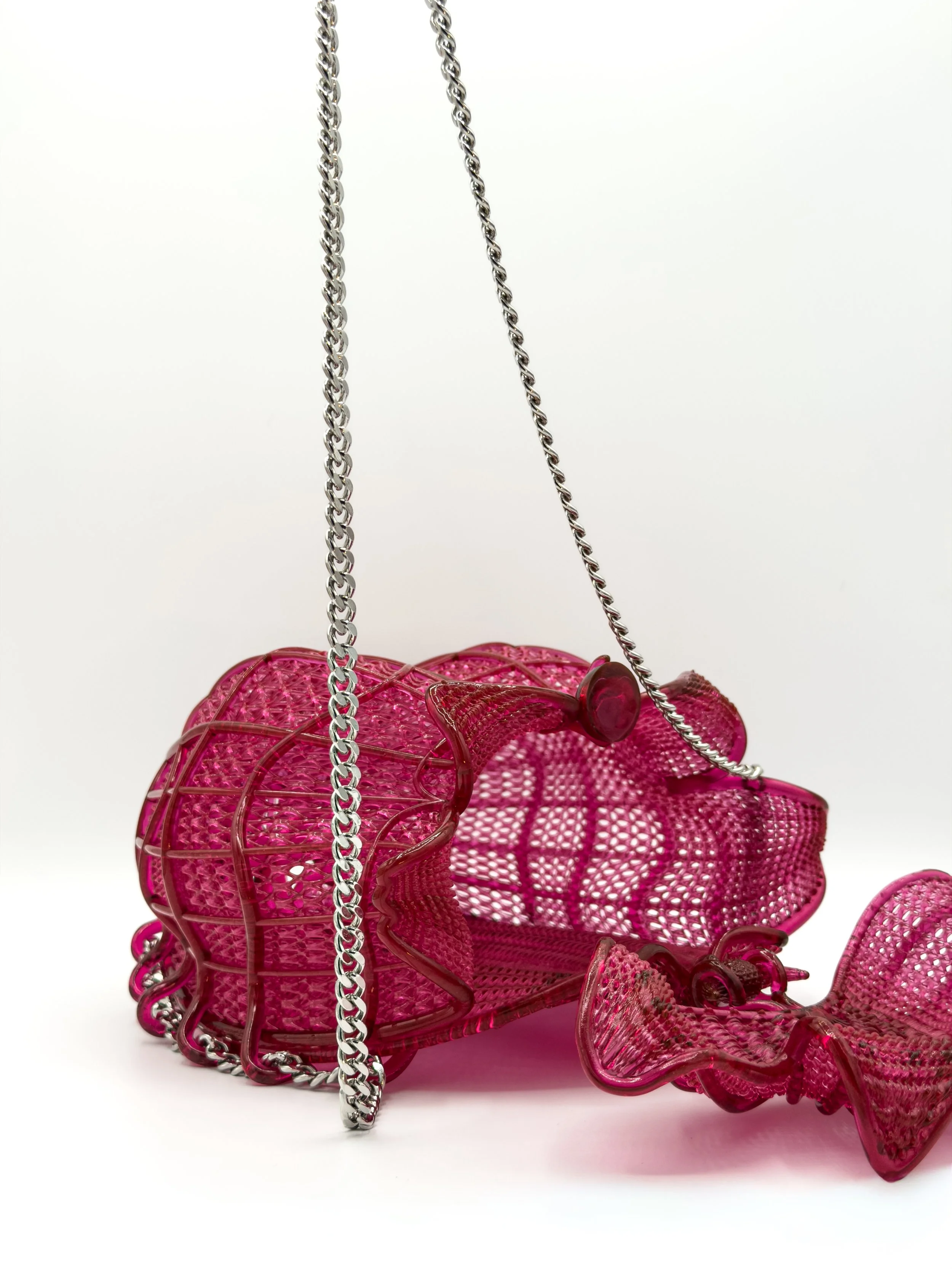 FernandaPovoa_ExofloraCarapax_2025_Plant-BasedResinandSteelChain_22x19x11cm_£750 (4).jpg