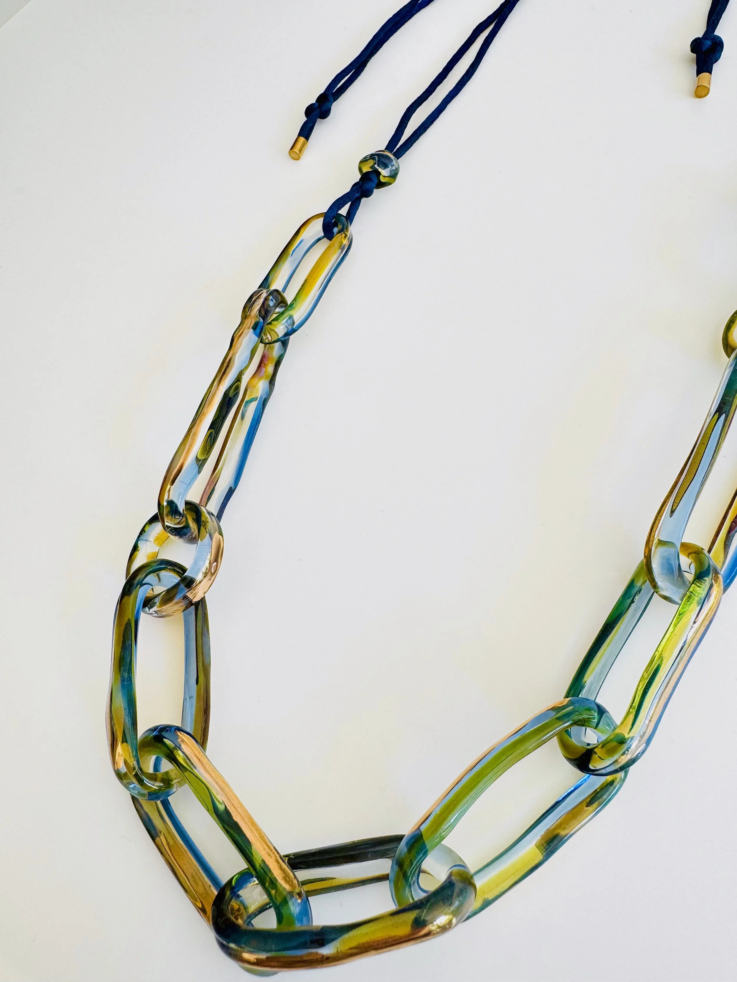 JukjuGlass_ContinuumNecklace2_2026_BorosilicateGlassAndGoldLustre_100x2x2cm_£320.jpeg