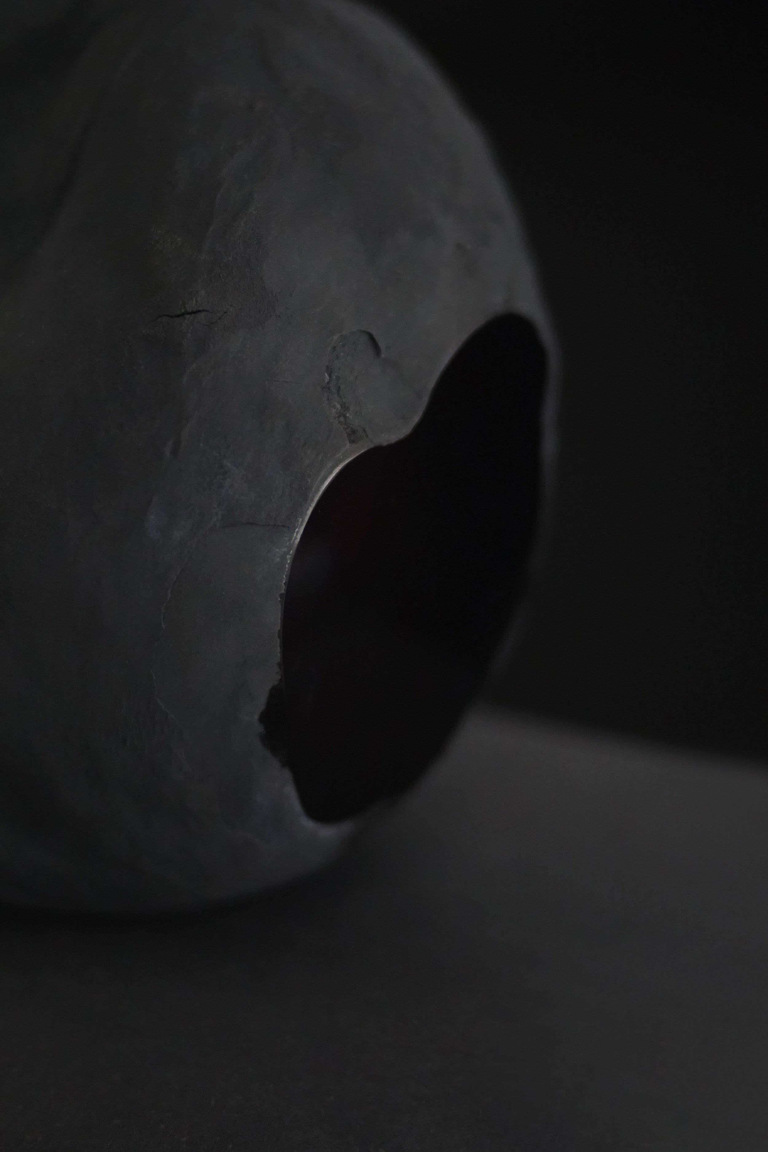 ERLANDS & BAI BAI_DARK VASE1_detail_EB WeightLight series.JPG