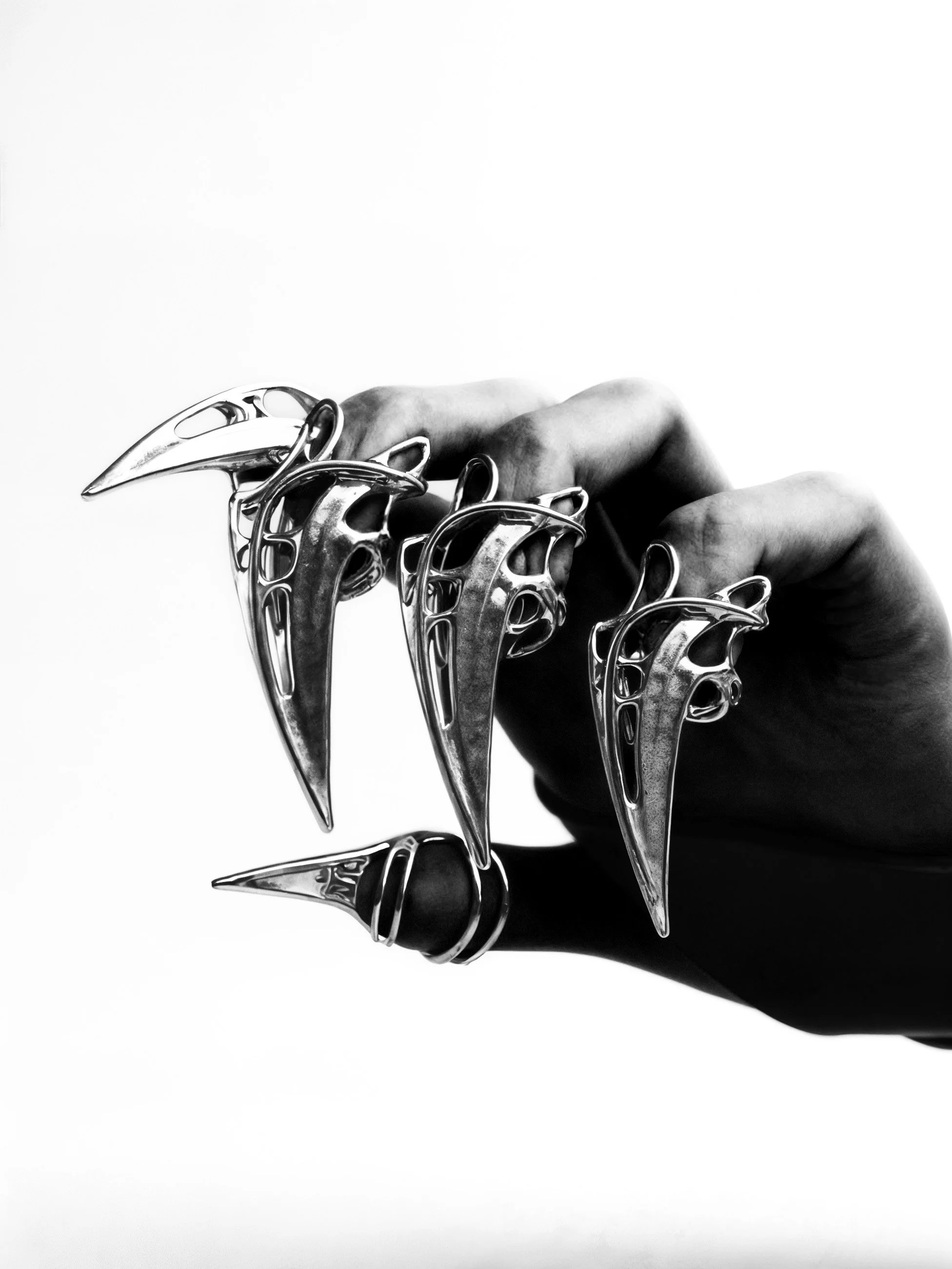 Weaver_Claw-01_2025_SterlingSilver_CustomSize_£300.jpg
