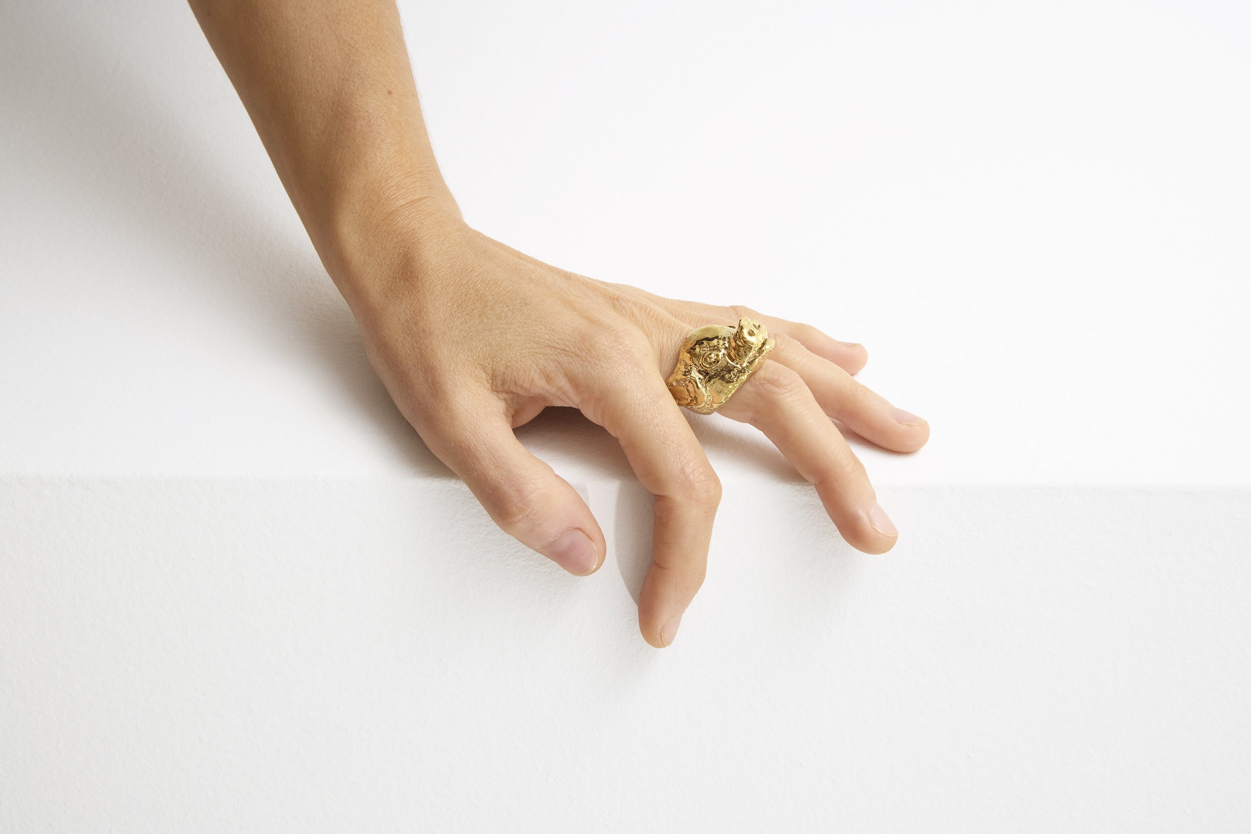 Shop_E.Catrie.B.Achim_Baby pig ring.4.jpg
