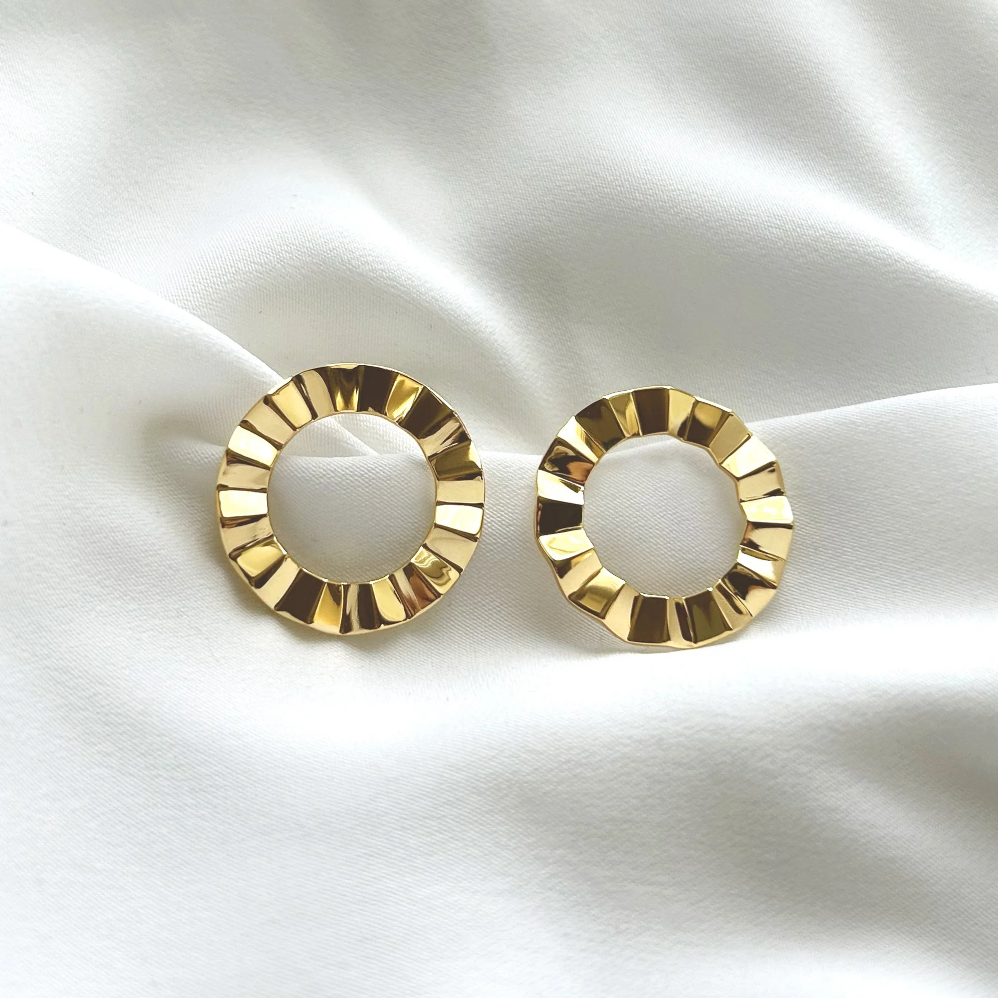 LoriSteenhoek_FacetEarrings_2025_GoldVermeil_25mm_£100_3.jpg
