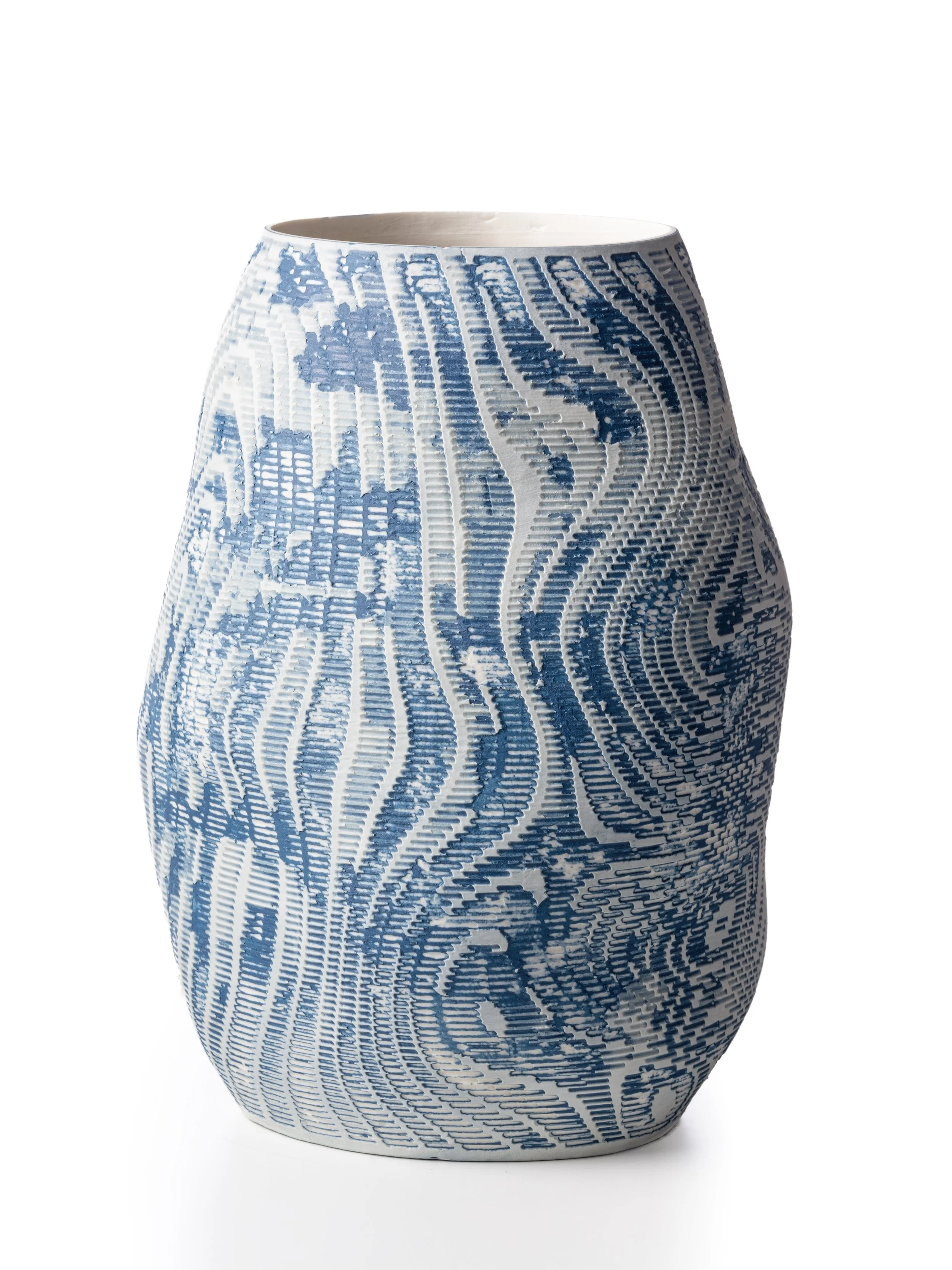 JUENGERKUEHN_Soft-Touch-Vase-2_2024_Porcelain_22x17x17cm_£700_img00.jpg