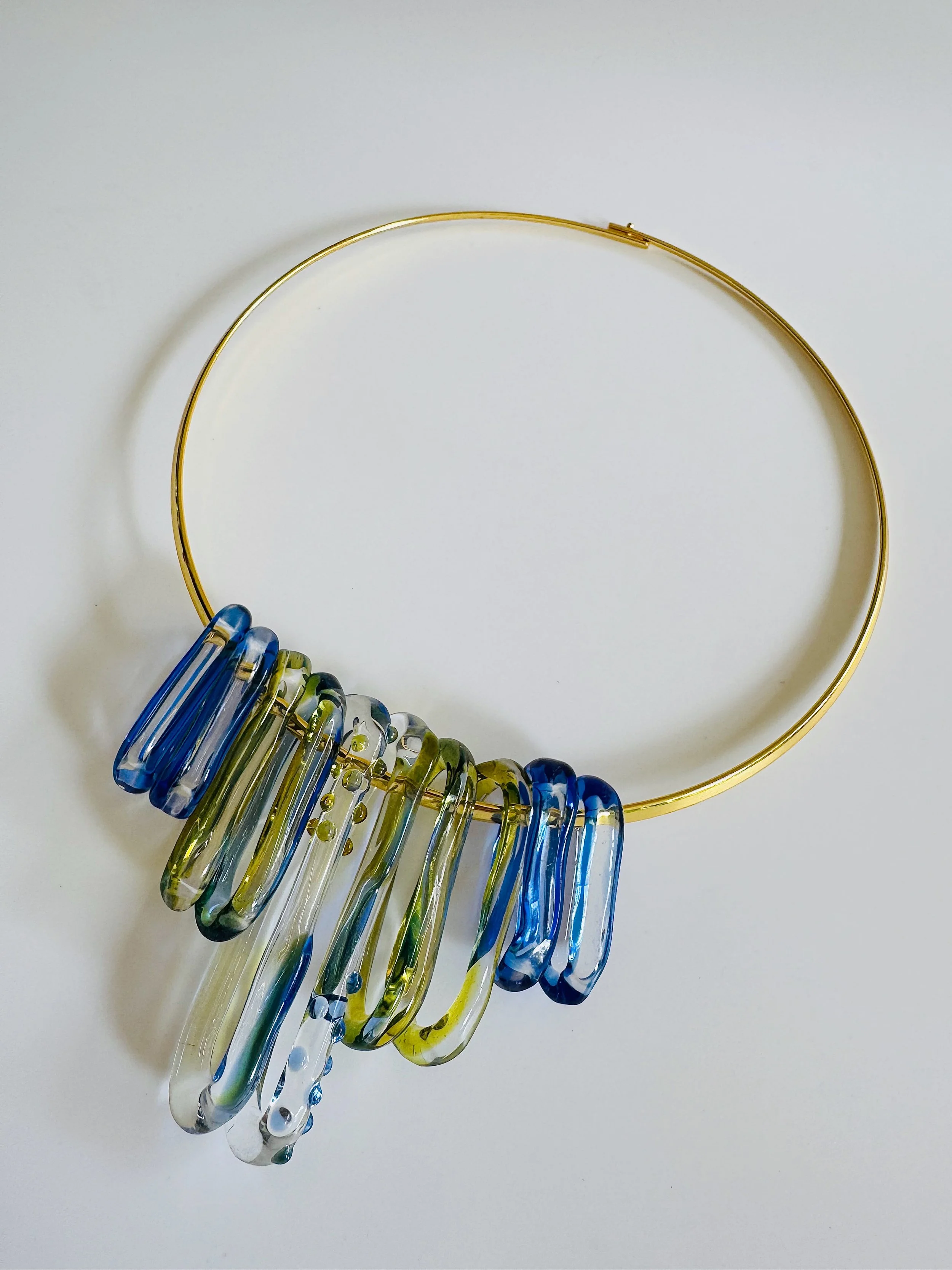 JukjuGlass_PendulumChoker_2026_BorosilicateGlassAndGoldPlatedStainlessSteel_13x18x1.7cm_£180.jpeg