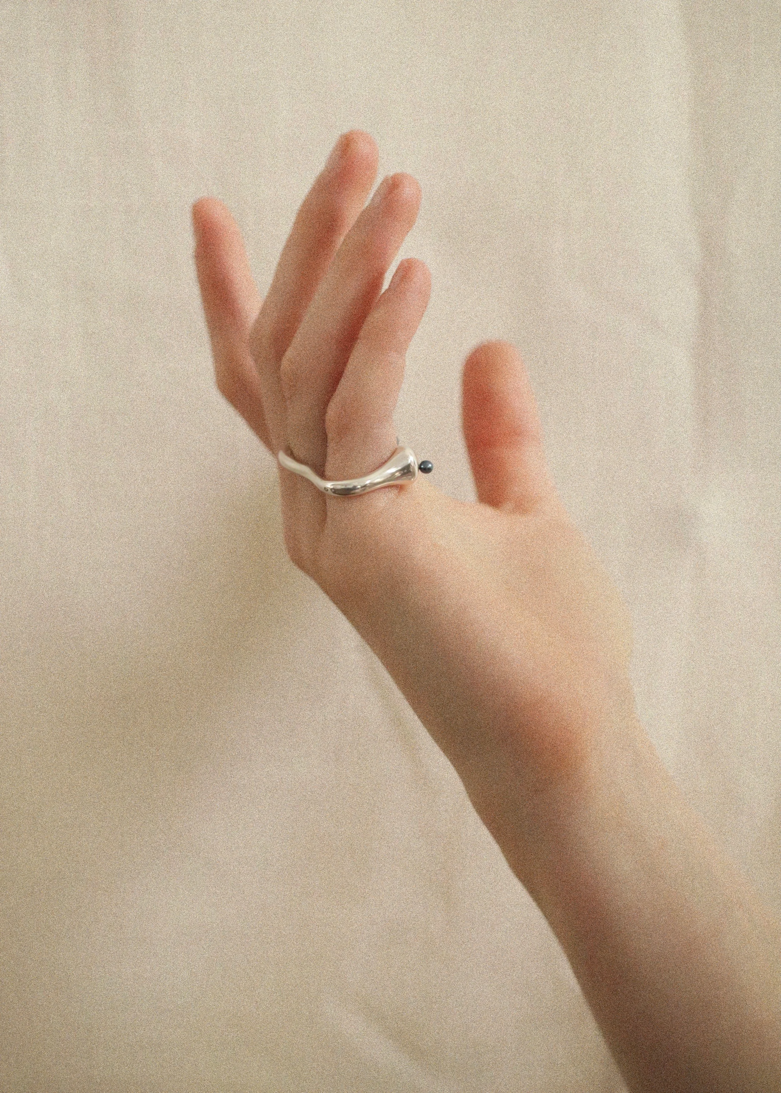Sophie Kissin_Undulation Ring_model 3.jpeg
