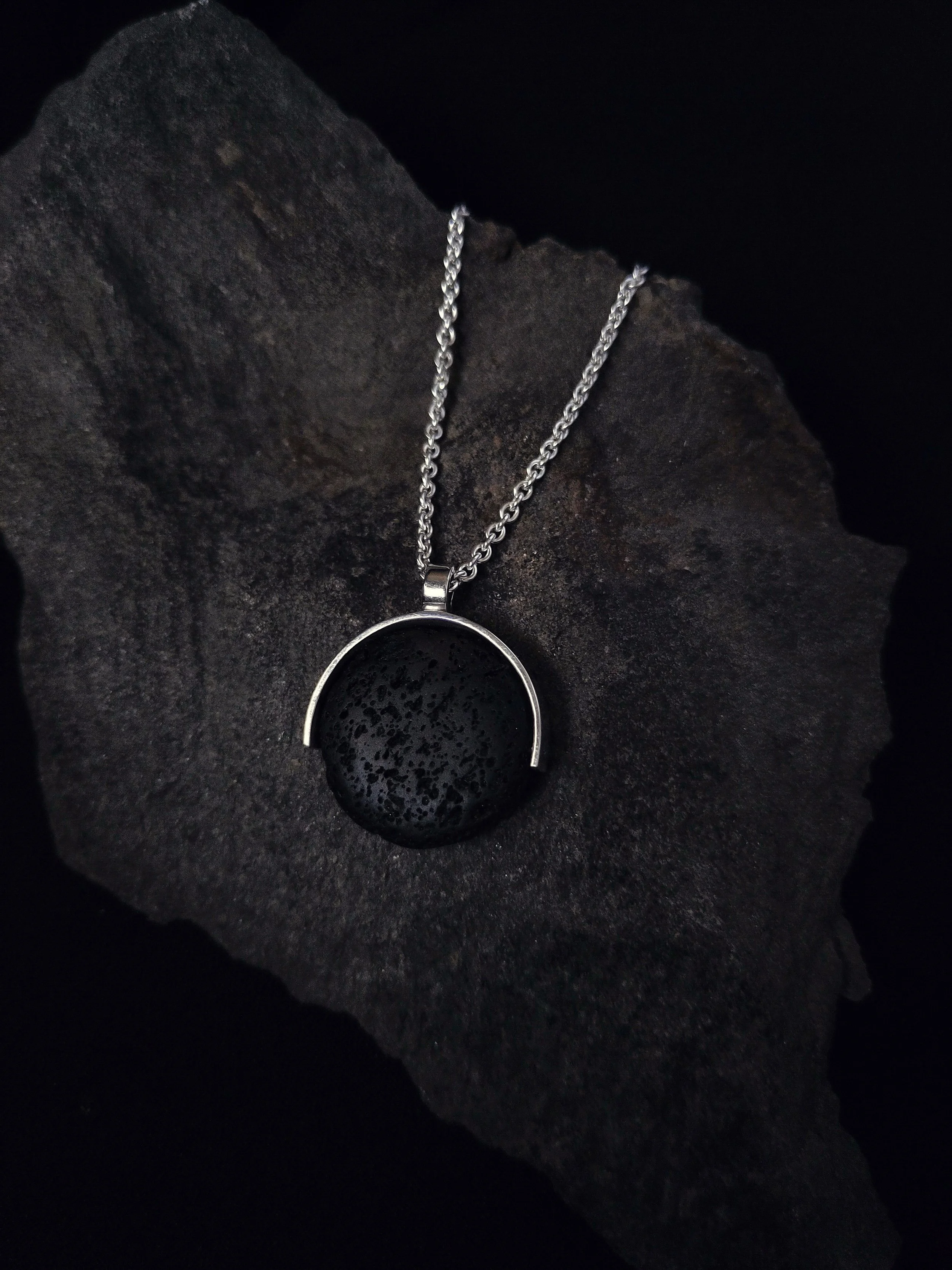 shop_hannakivelae_newmoonpemdantlarge1.jpg