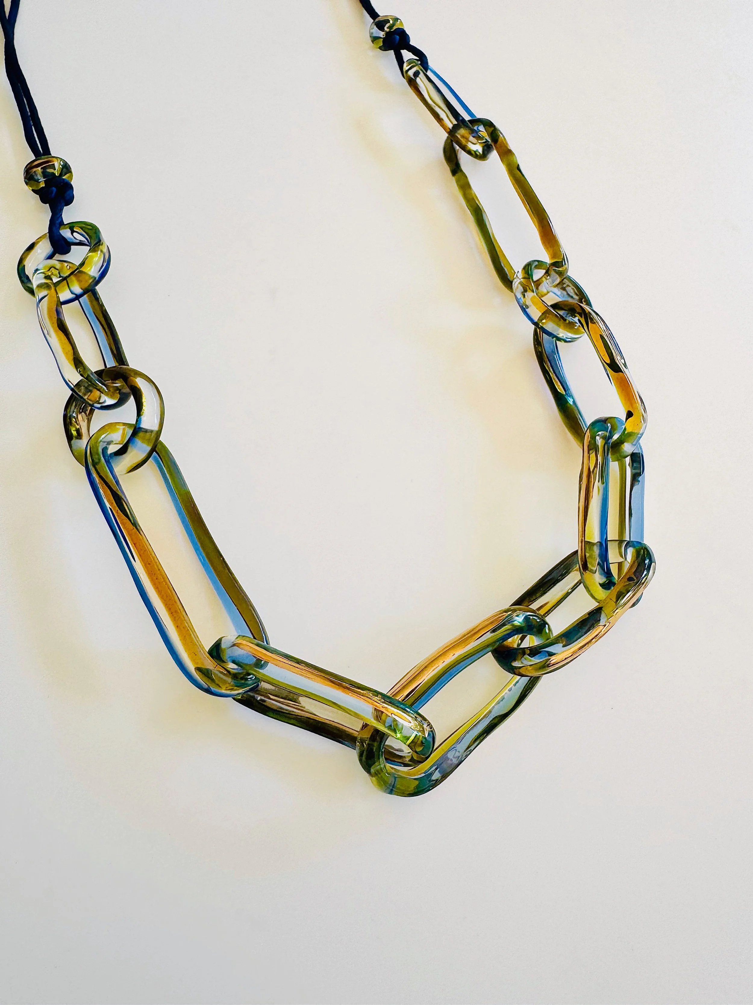 JukjuGlass_ContinuumNecklace4_2026_BorosilicateGlassAndGoldLustre_100x2x2cm_£320.jpeg