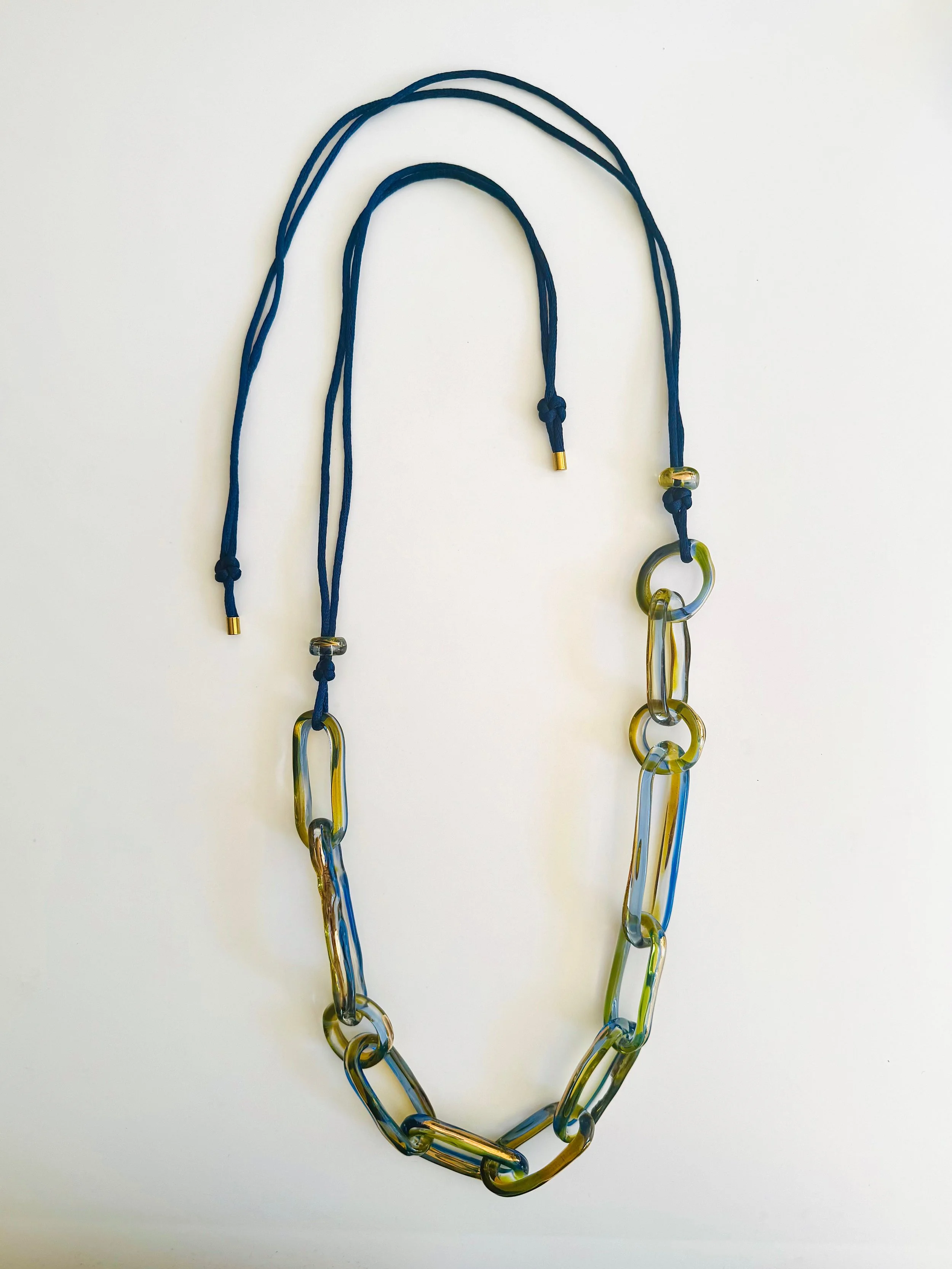JukjuGlass_ContinuumNecklace_2026_BorosilicateGlassAndGoldLustre_100x2x2cm_£320.jpeg
