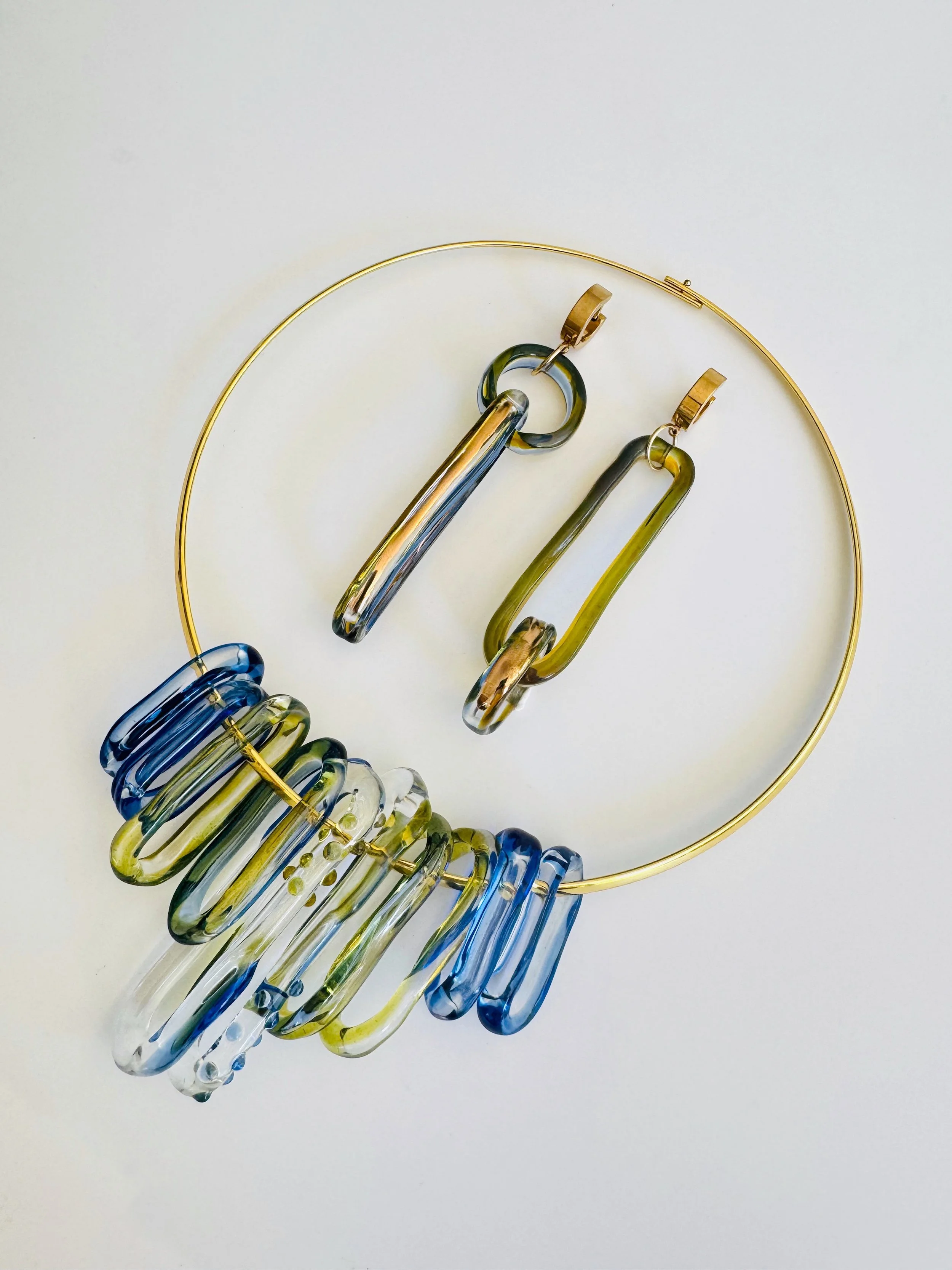 JukjuGlass_PendulumChoker3_2026_BorosilicateGlassAndGoldPlatedStainlessSteel_13x18x1.7cm_£180.jpeg