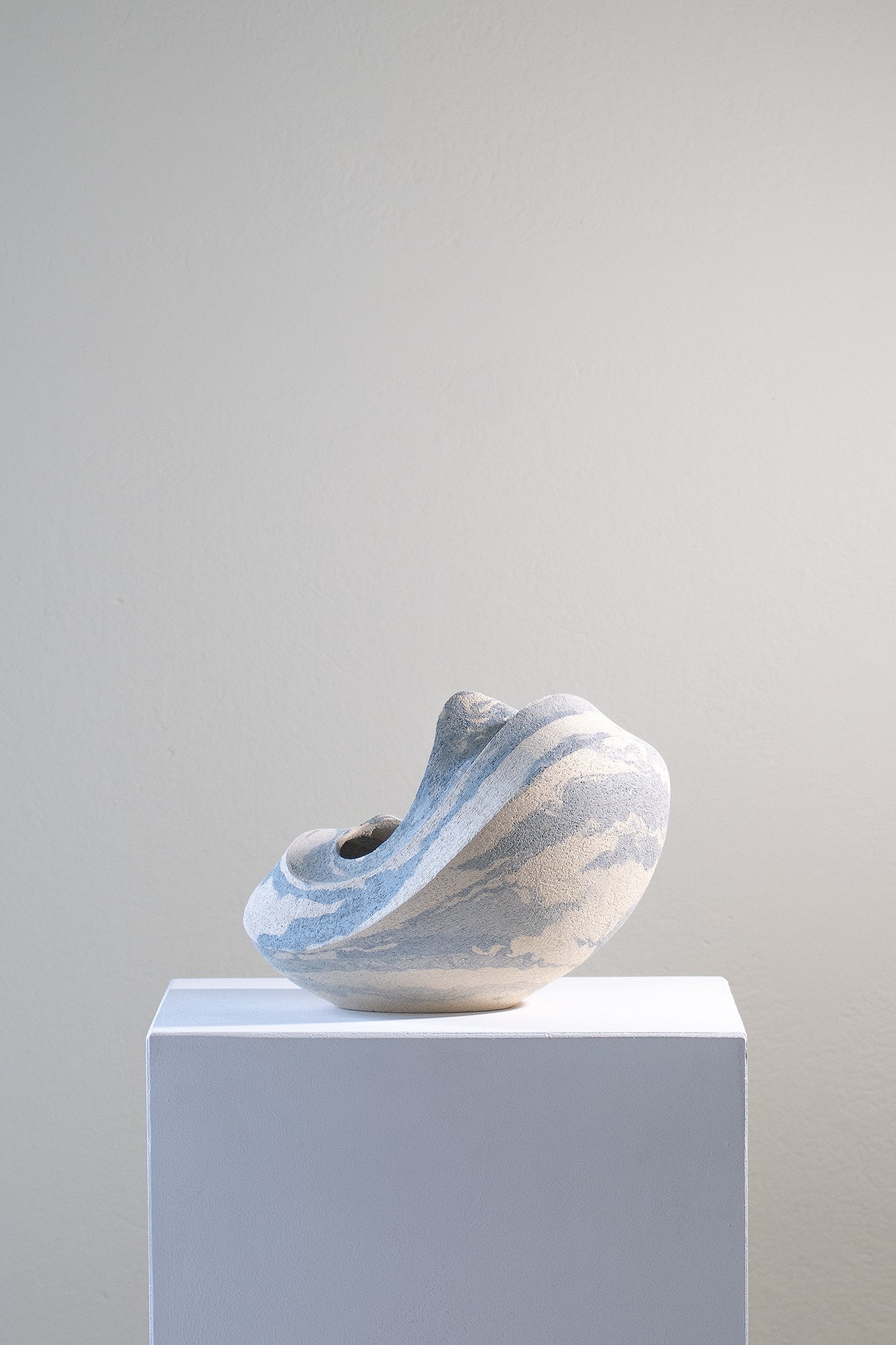 ChousCeramics_AphrosII_2025_MarbledStoneware_17x22x18cm_330_image3.jpg