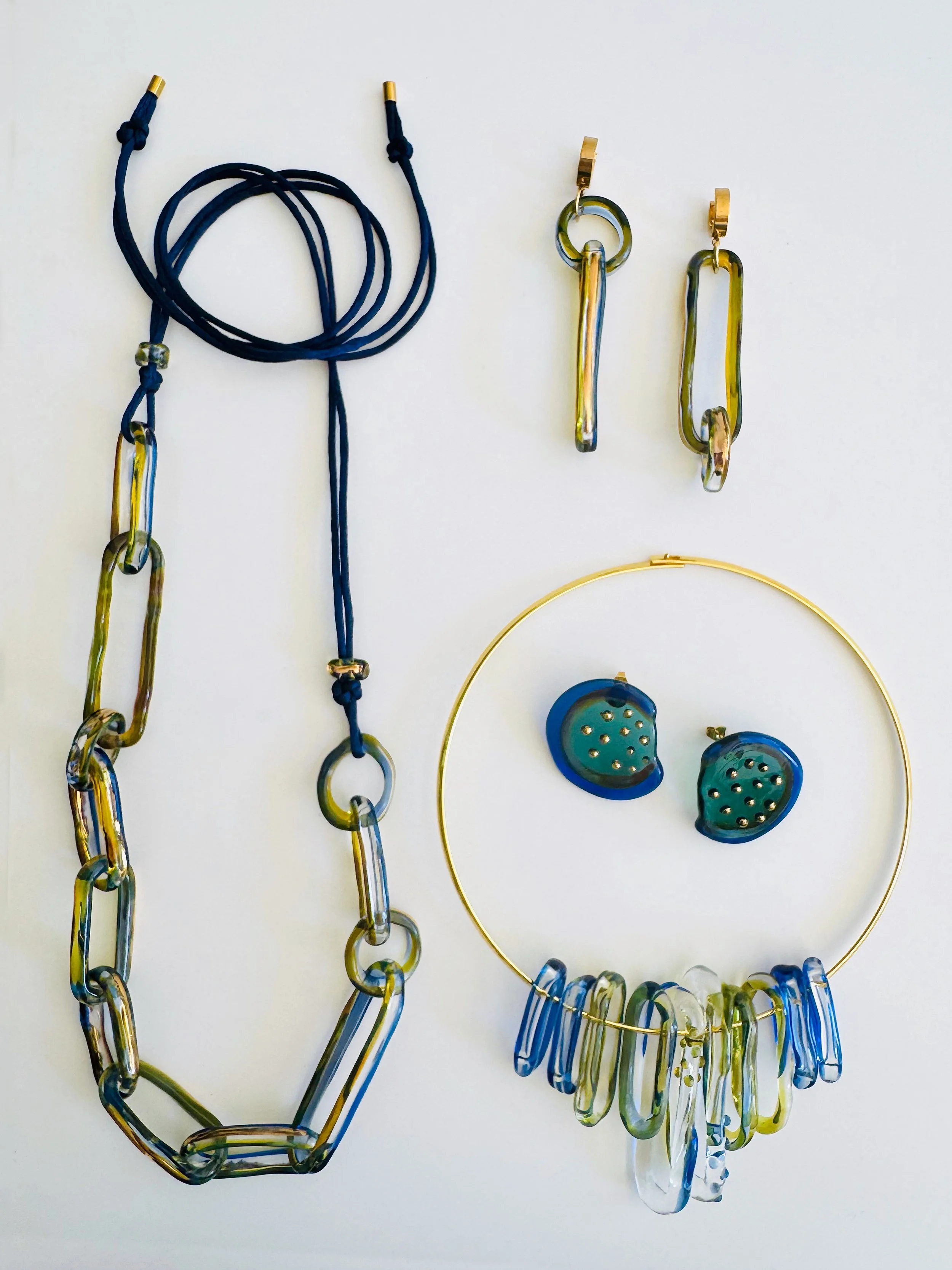 JukjuGlass_ContinuumNecklace5_2026_BorosilicateGlassAndGoldLustre_100x2x2cm_£320.jpeg