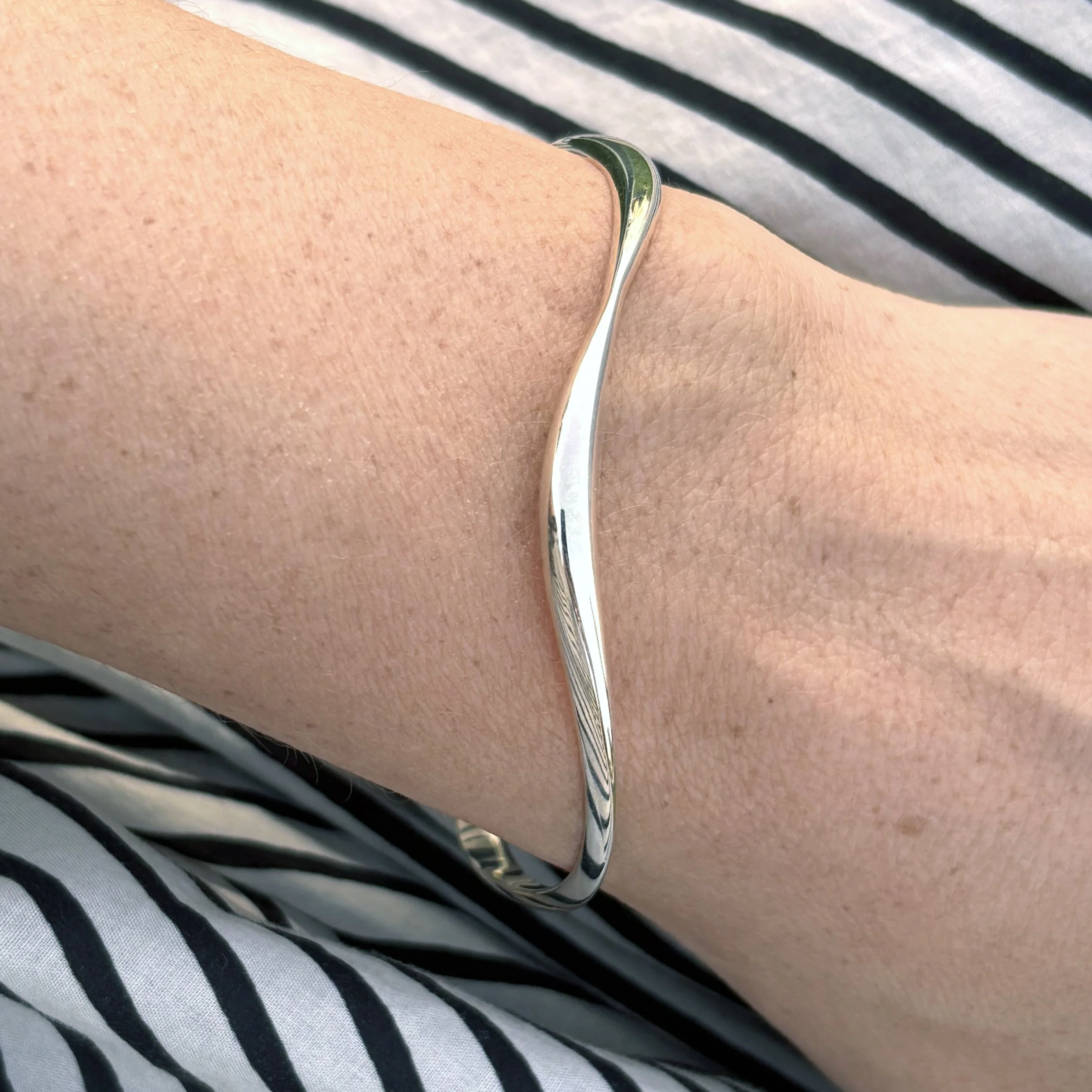 LoriSteenhoek_RibbonBracelet_2025_SterlingSilver_70mm_£160_2.jpg