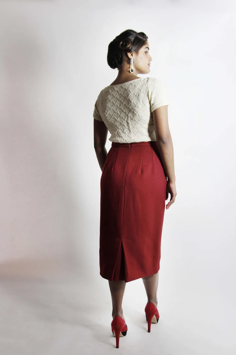 Sewing Pattern Patterned Midi Pencil Skirt Vogue Sewing Pattern - Main Image