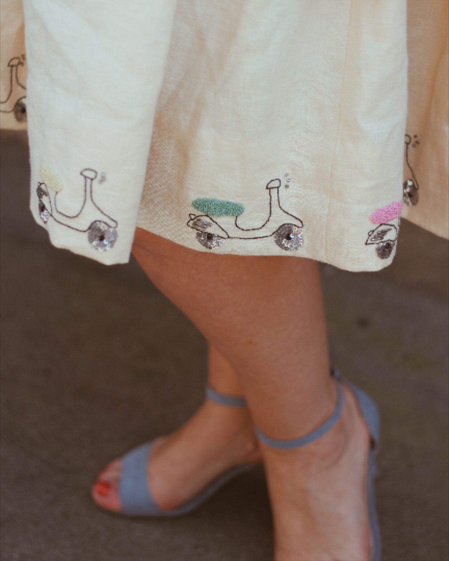 The past few days we've had what felt like summer weather in Denmark. It have made me wonder if I should do any hand embroidered sommerclothes this year - Do you have any suggestions for what I should do? This scooter embroidery is at the bottom of a