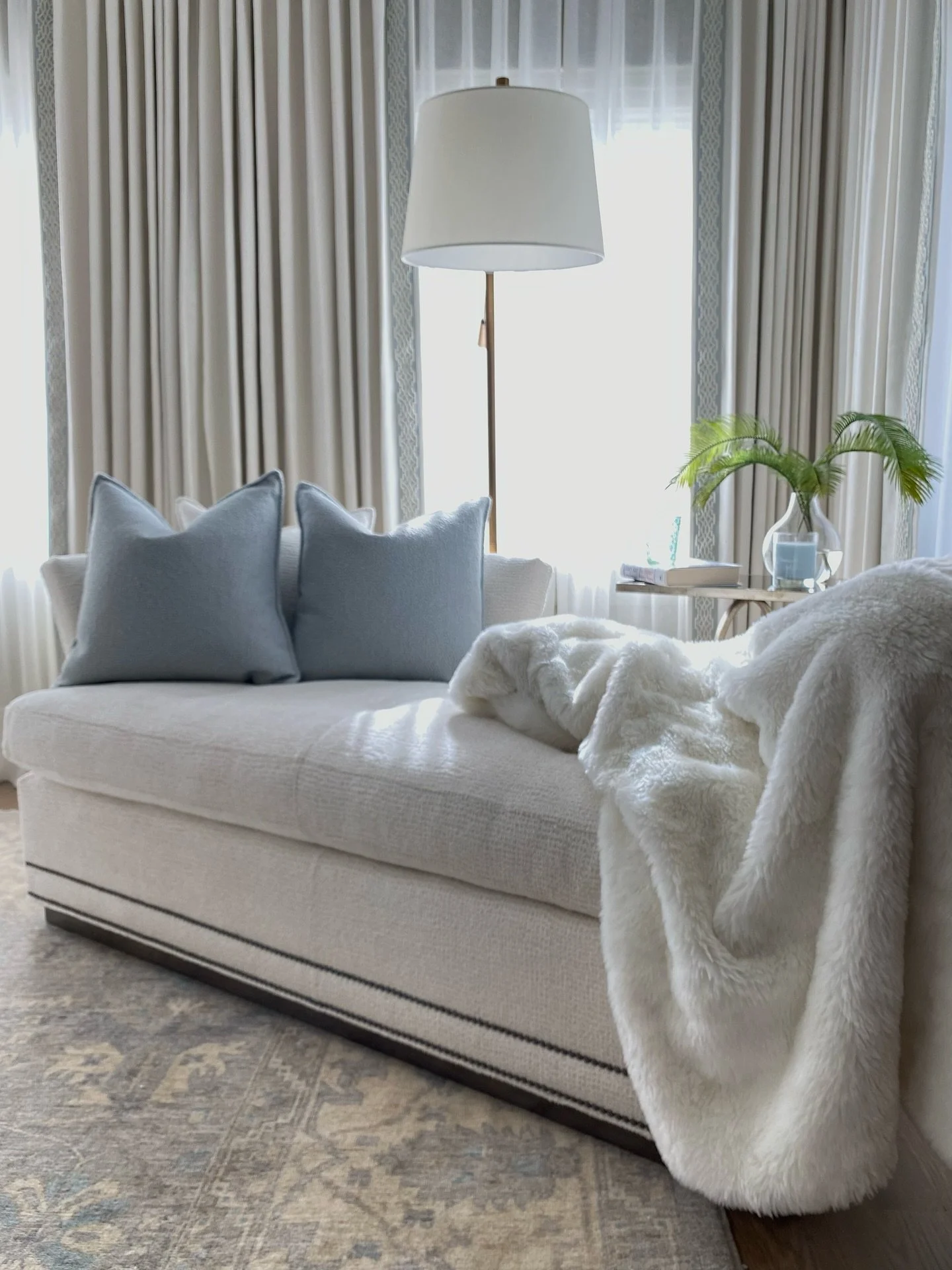✨ A cozy little retreat for the long weekend! ✨
This Labor Day, we’re loving this serene nook inside our client’s home on Kiawah, South Carolina. The custom chaise by Vanguard, with its gorgeous designer fabric, is the perfect spot to unw