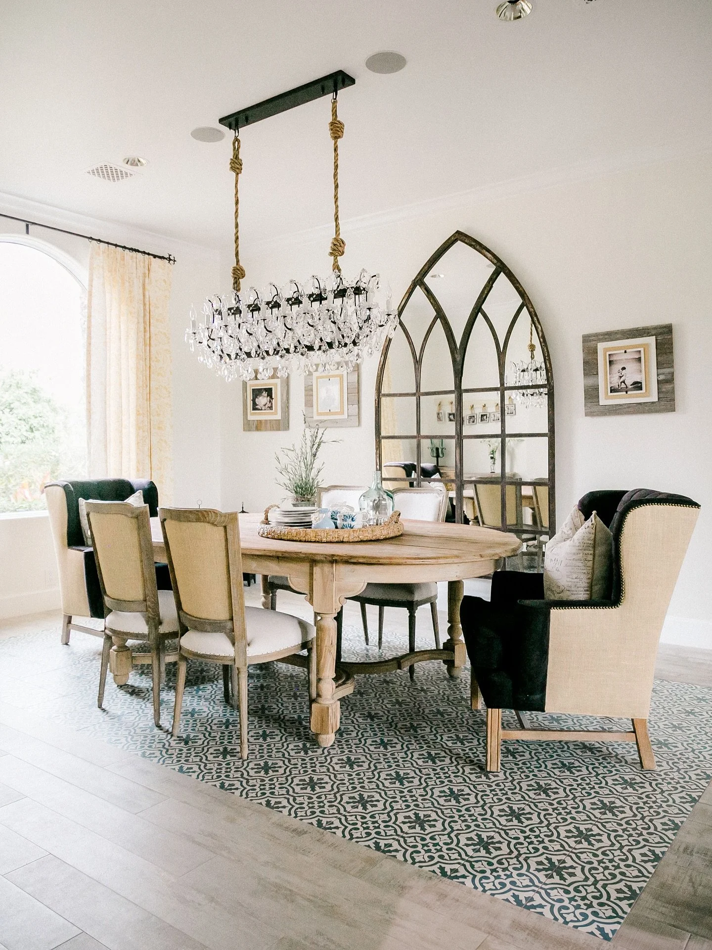 Swipe to see the transformation! ➡️
This dining room now feels like the heart of the home&mdash;bright, welcoming, and full of personality. Every detail was chosen to create a space that&rsquo;s as inviting for everyday dinners as it is for special c
