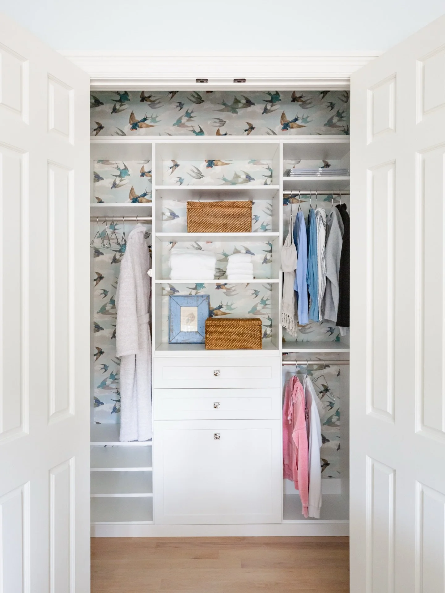 Wallpaper Wednesday ✨

Swipe to see this closet go from builder-basic to beautifully bespoke.

We transformed our client&rsquo;s daughters@closet into a little jewel box with a whimsical Designer Guild wallpaper featuring soaring swallows in soft blu