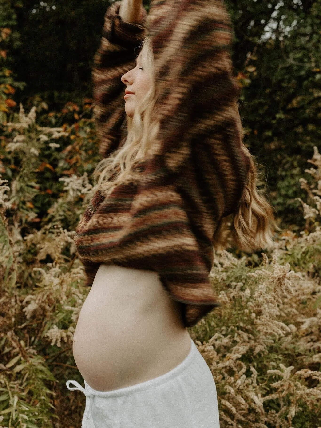 Fall maternity photos are top tier cozy🥹🤎 What an honor to photograph sweet Hannah + Trent! Hannah has spent many hours caring for my kids over the years and she was truly born with the gift of nurturing! Can&rsquo;t wait to see these two become pa