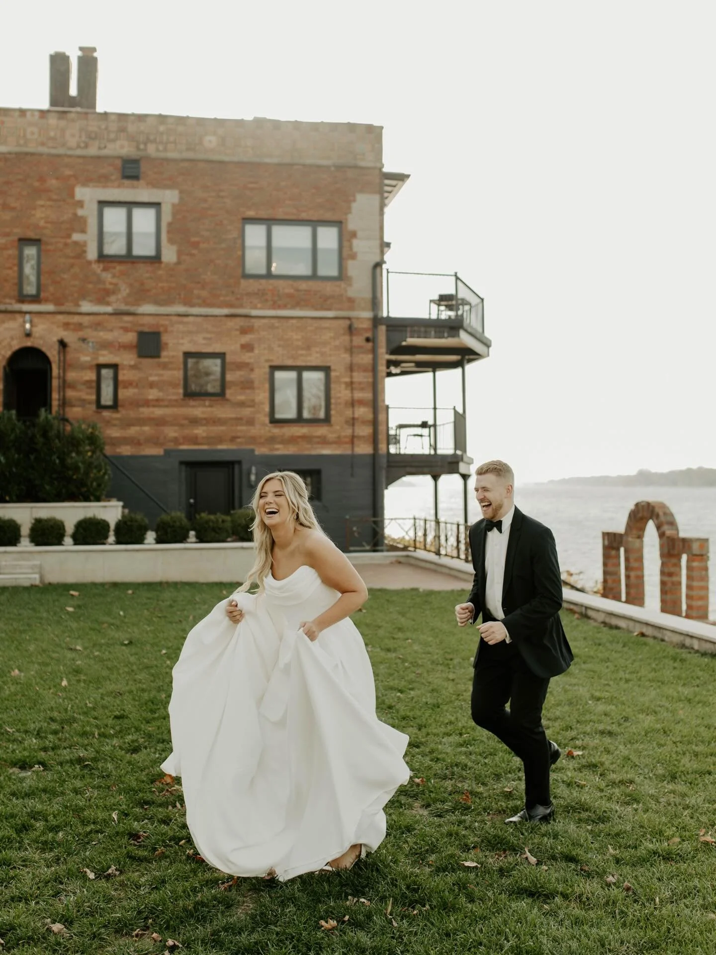 Abby + Spencer had the most perfect November wedding! These two are very loved by their people which was so fun to witness! I also had the best time getting creative at the @gaffneyhouseky house, absolutely stunning and such a great space for getting
