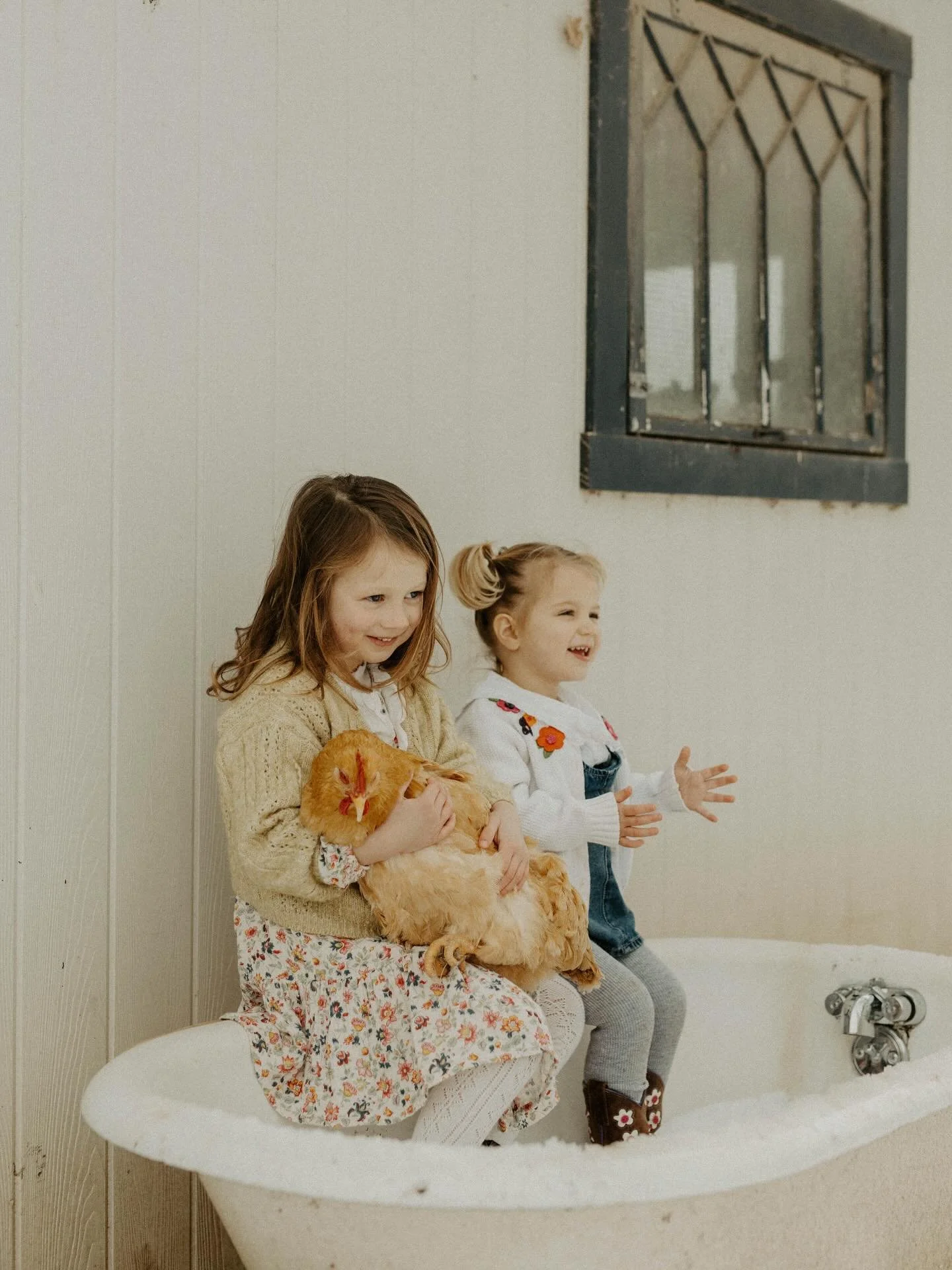 How was I supposed to choose the first photo, I love them all🤍 There is nothing better than photographing your friend and their little family. Laura is a friend you want for life, and I&rsquo;m so lucky to know her! Glad we could all freeze together