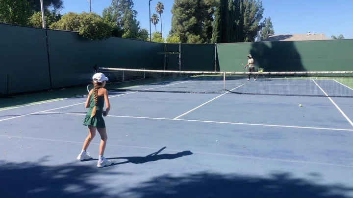 Gia is working on things she will use much later in her playing career. Thank you @jasmine_paolini for showing us the many ways you win matches. Love that Gia is open and eager to learn the game in an all court fashion. Keep working Gia and always mo