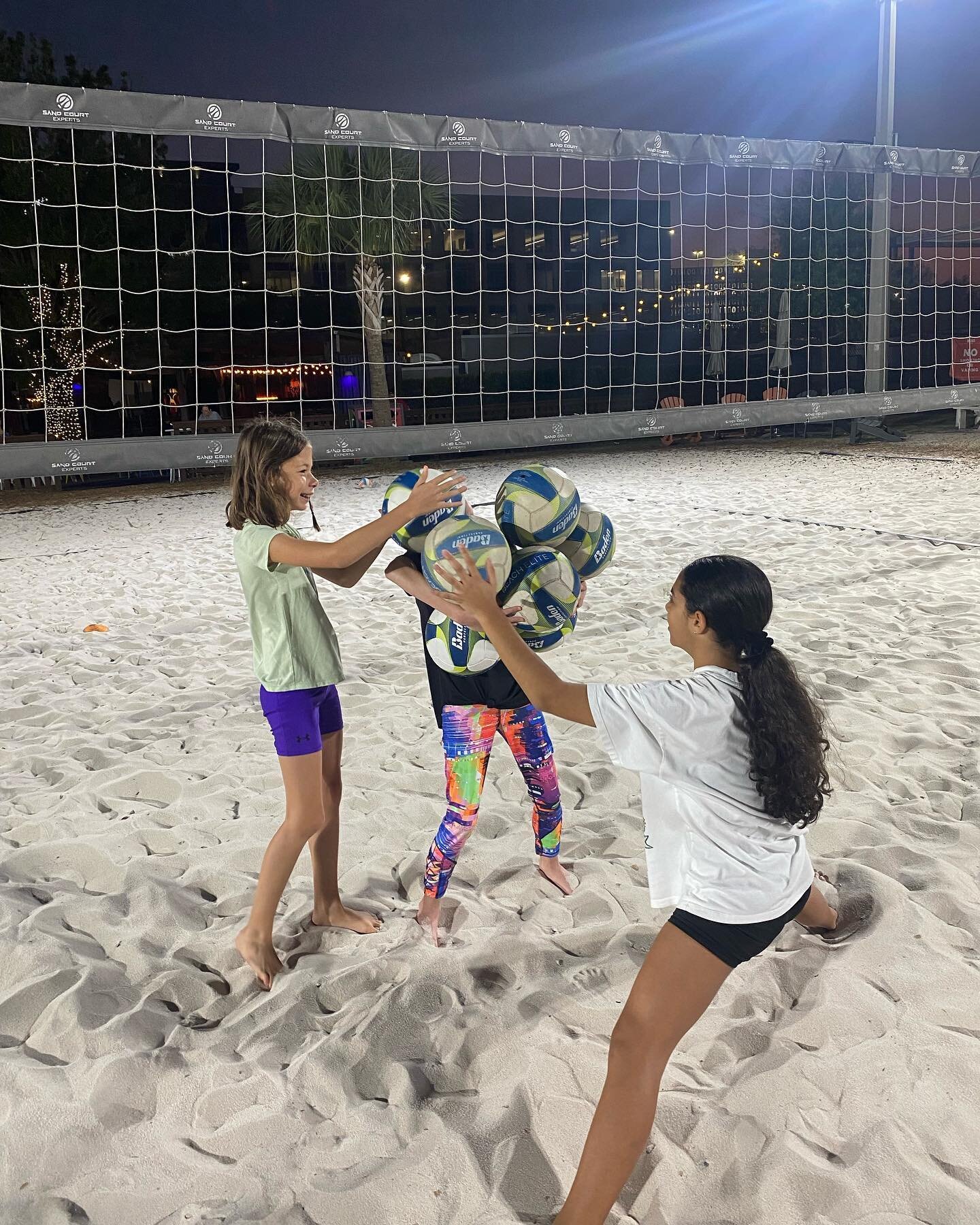 Breaking records on the court! Lyric holds the title for the most volleyballs held at once with a whopping 8 🏐🙌 Can any other beach volleyball club top that? 🤣
.
.
.
.
.
.
.

#PhilDalhausserBVA #PDBVA #PhilDalhausser #SandVolleyball #Volleyball #B