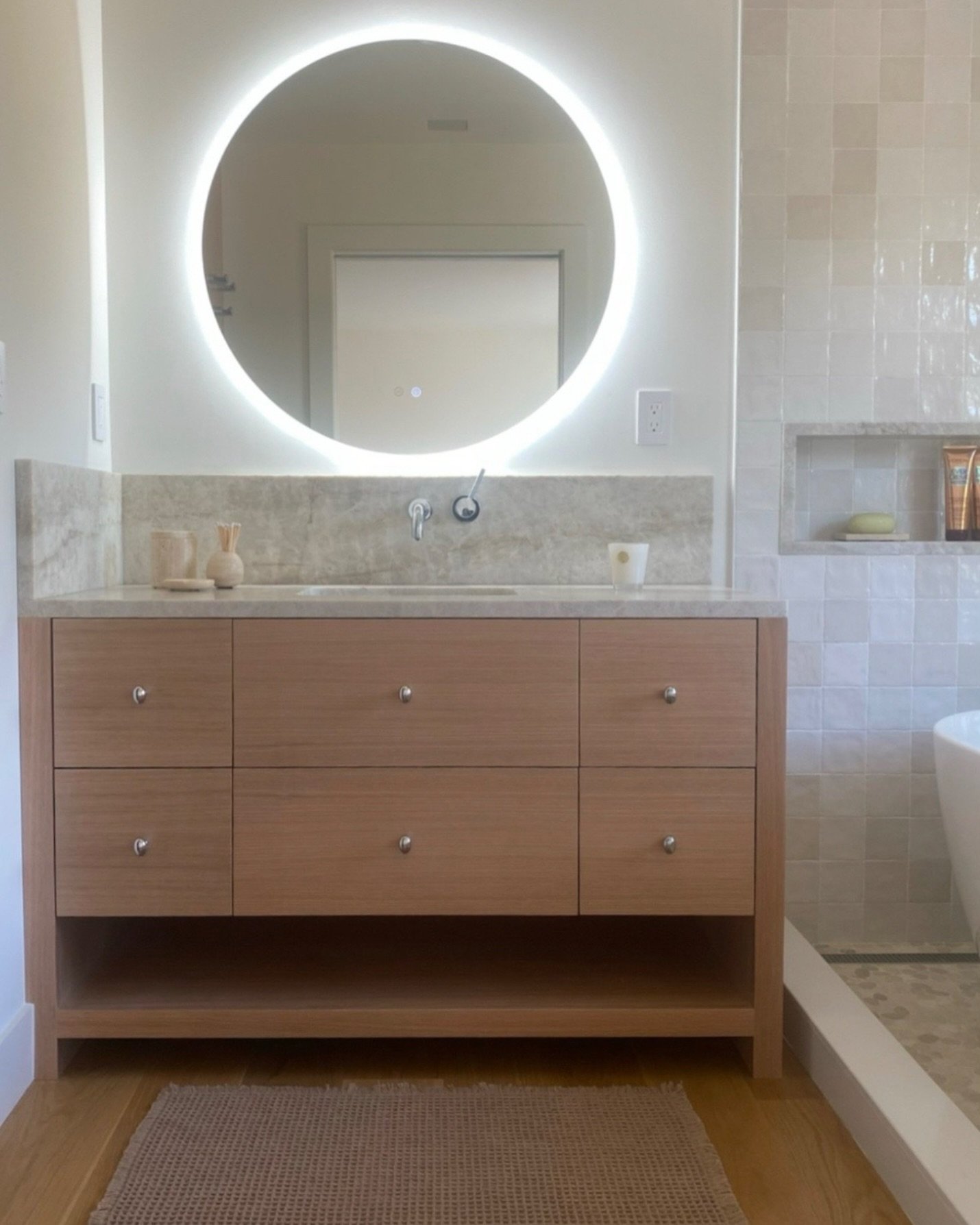 MVA HOME: Set the vibe, cue the playlist, and let the weekend prep begin! 🎶💄 This dreamy bathroom is the perfect place to get ready for a night out or unwind for the weekend. Who else needs this in their life? 🙋&zwj;♀️
▫️
▫️
▫️
▫️
▫️
#interiordesi