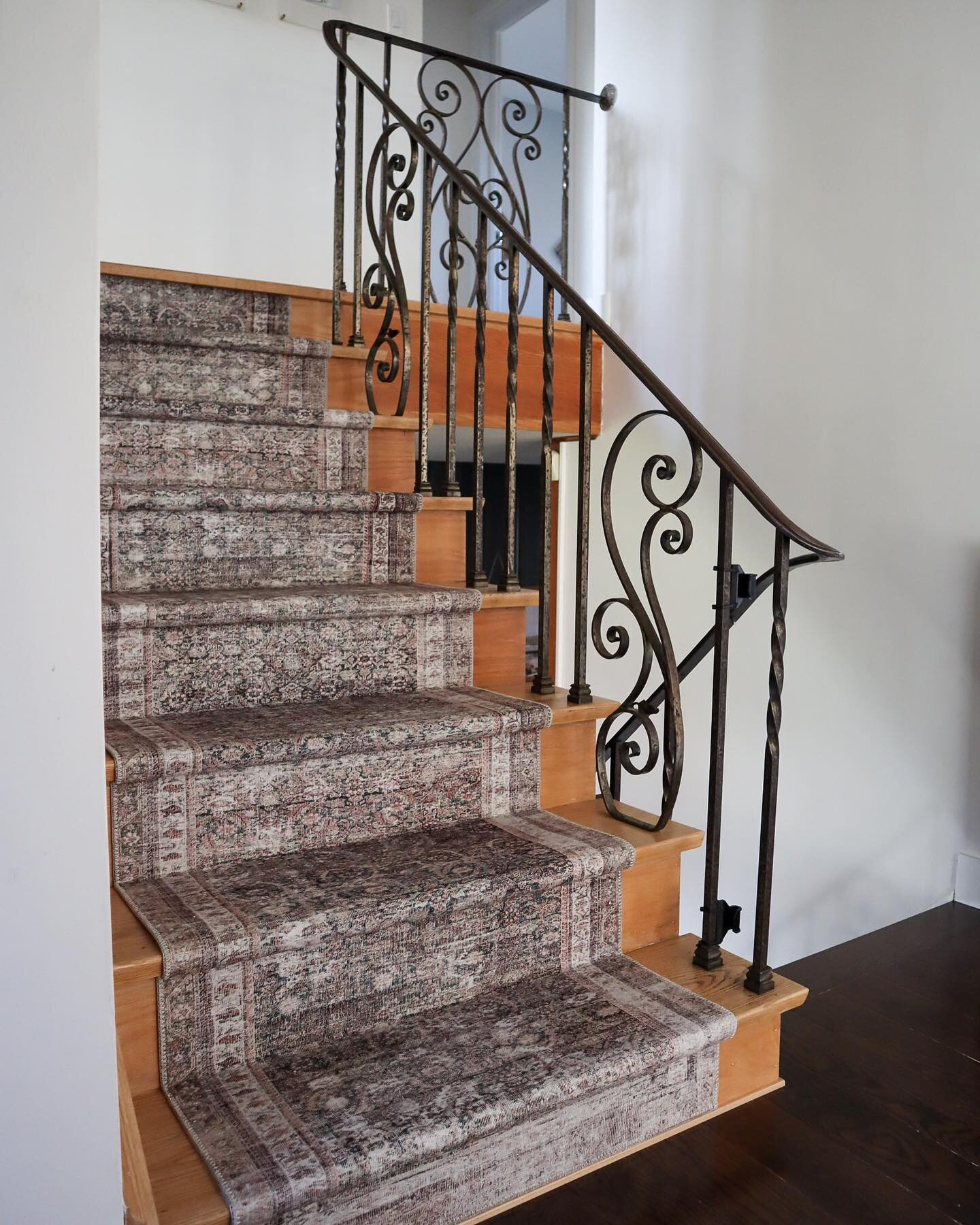 the details in this new #cljxloloi runner are everythinggggg and I had to share a still shot so you can take it all in! 😍

the goal with installing the runner was really to soften the difference in the flooring between the main floor and the stairs!