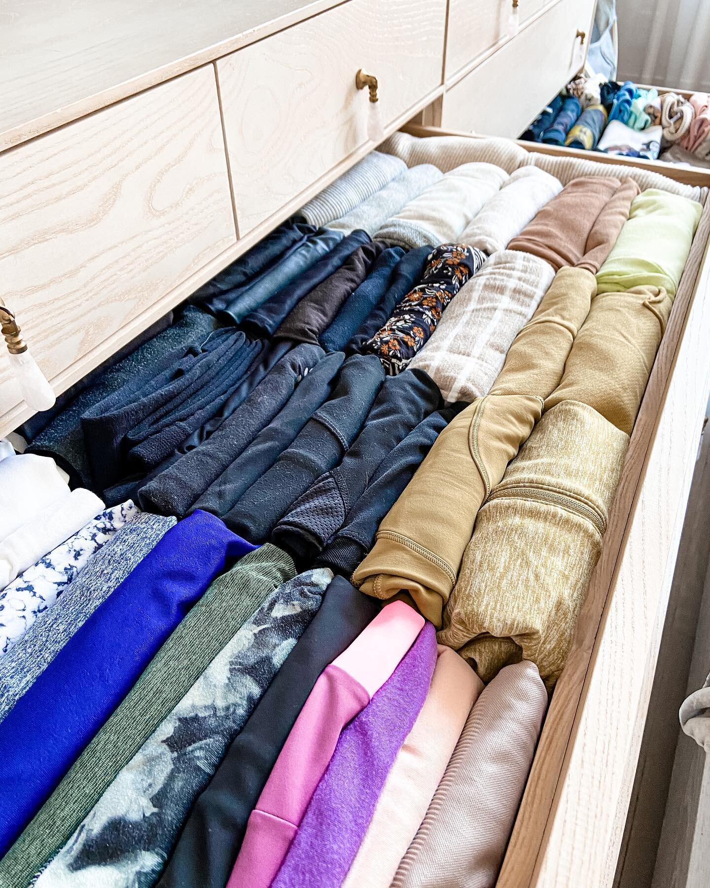 Hear me out: folding workout clothes is a mini workout itself
.
.
.
.
 http://liketk.it/3aC2t #liketkit @liketoknow.it #StayHomeWithLTK #LTKhome 

#organize #organization #organizationhacks #organizationtips #homeorganization #home #closet #closetorg