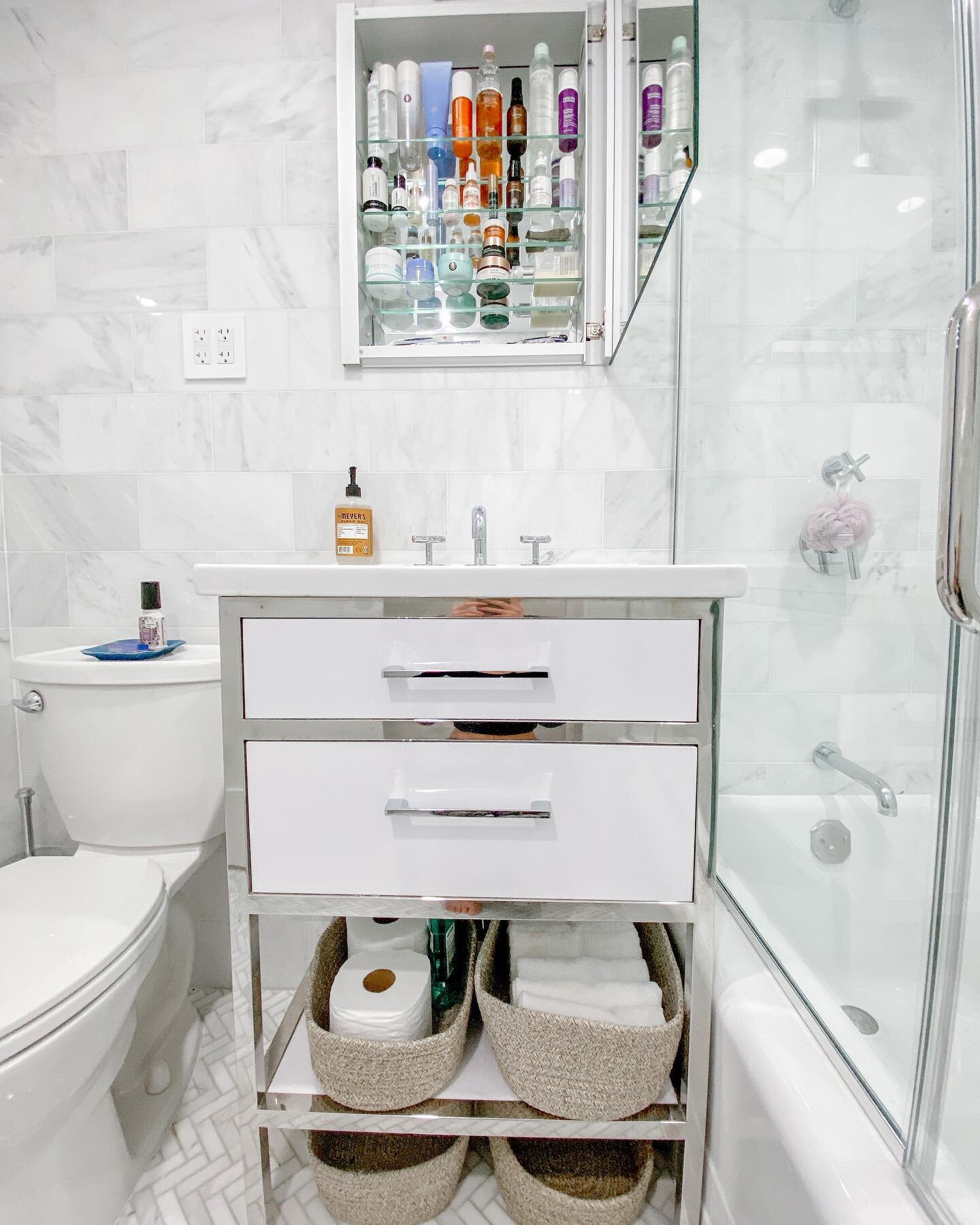 A little tetris meets nonadjustable shelves, a little basket repurposing meets functionality and design
.
.
.
.
#organize #organization #organizationtips #organizationhacks #home #bathroom #skincare #beauty #beautyproducts