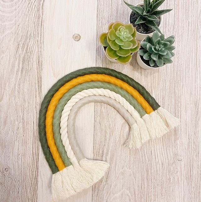 Love this custom rainbow made for @homesbyjms and inspired by nature for their latest show home! 🌱🍂🌿🍁🍃
.
#birchpointedesign #macramerainbow #roperainbow #yarnrainbow #madeinmanitoba #manitobamade #wpg #winnipeglocalbusiness #shoplocal #etsymaker