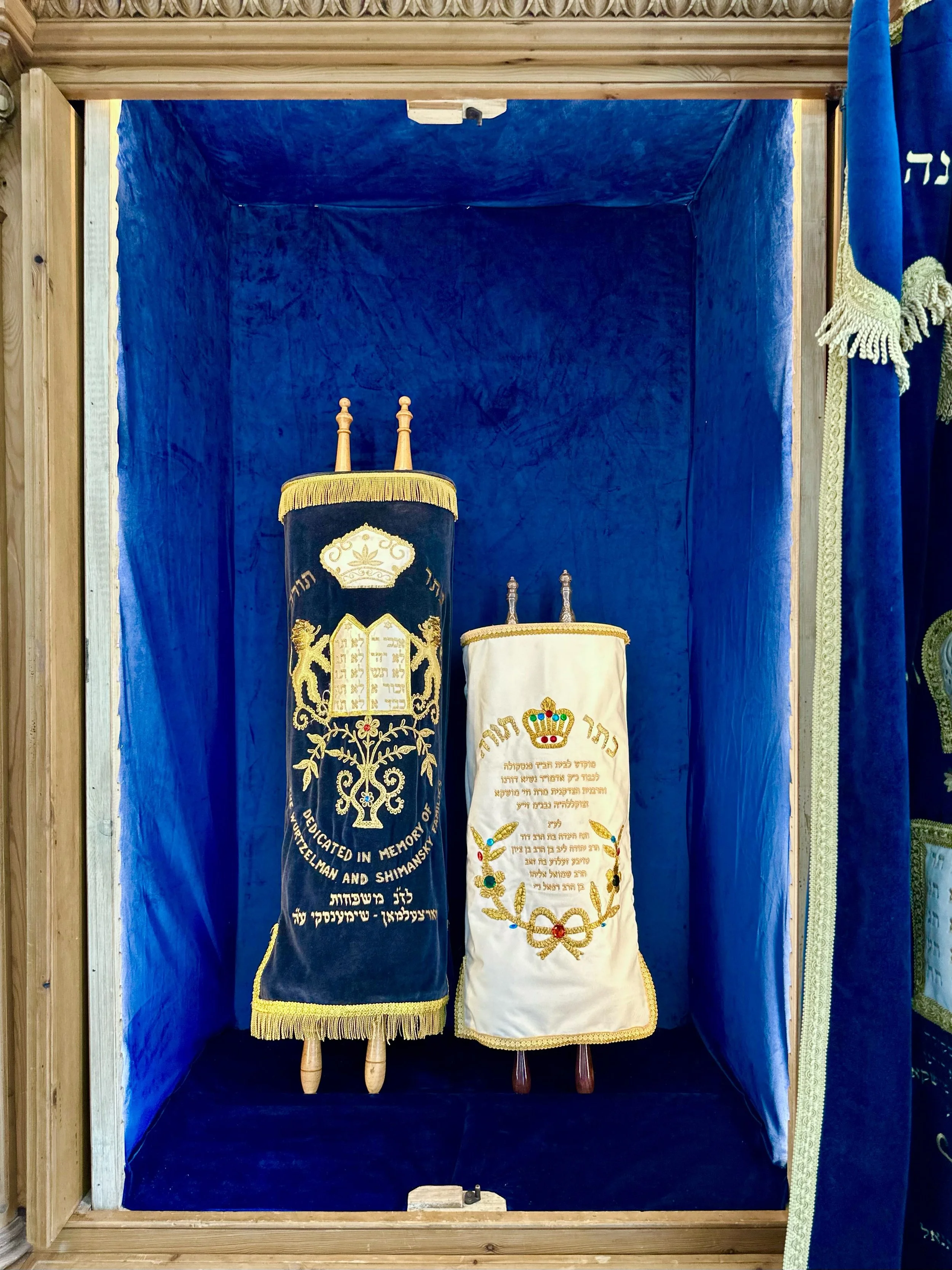 Our new ark got a stunning upgrade thanks to a few special donors! Thank you to Families Yosifun, Baurberg and Goldstein❤️👌
A beautiful curtain, a velvet interior and luxury lighting 👌