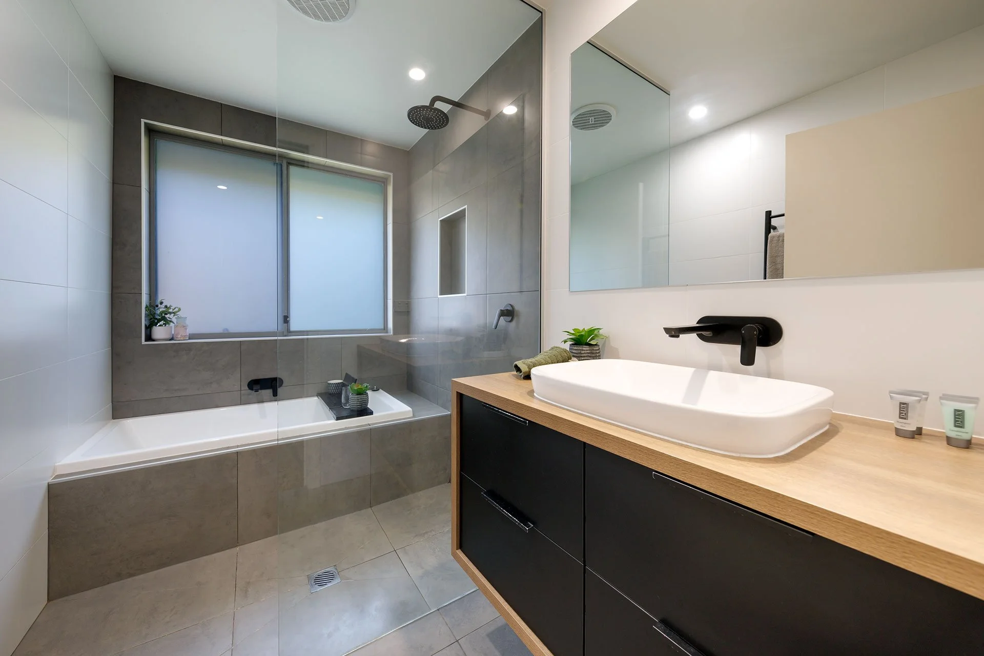 main bath.jpg