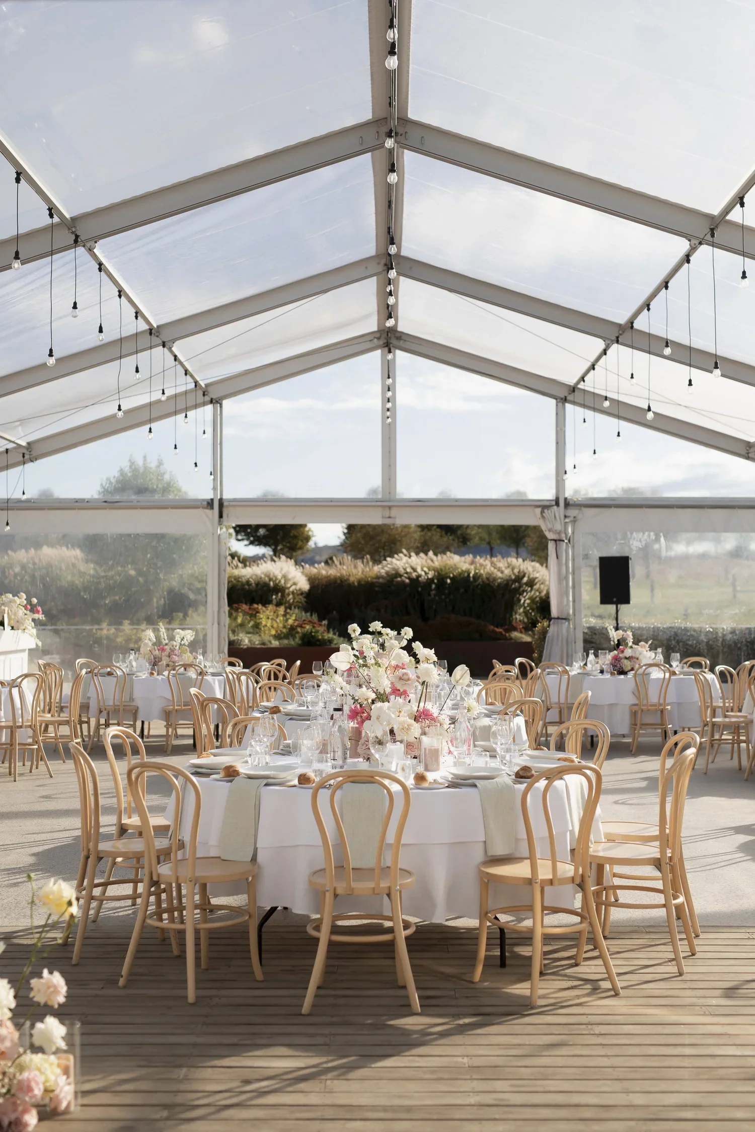 Round Tables & Linen