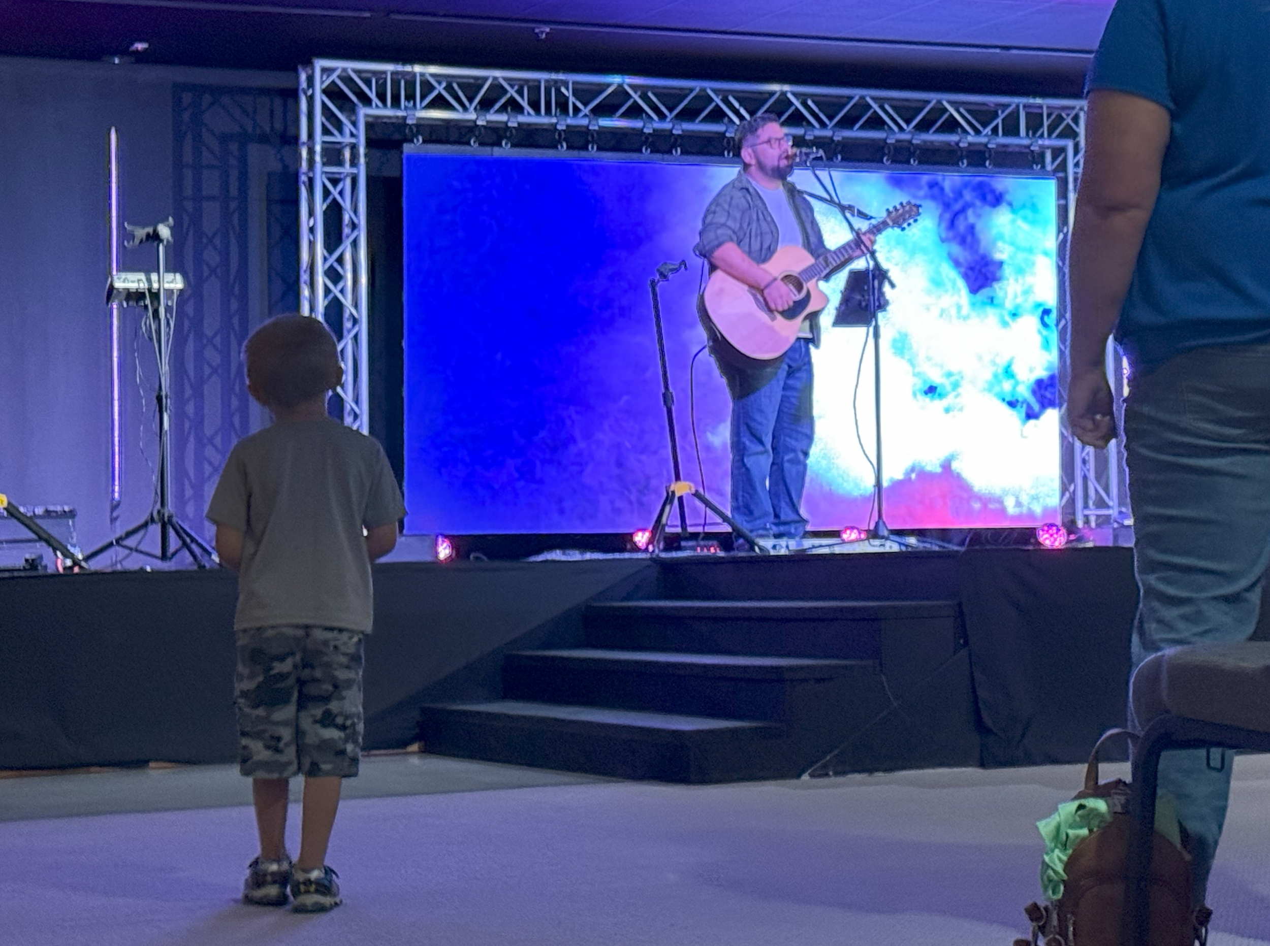 kid in worship.PNG