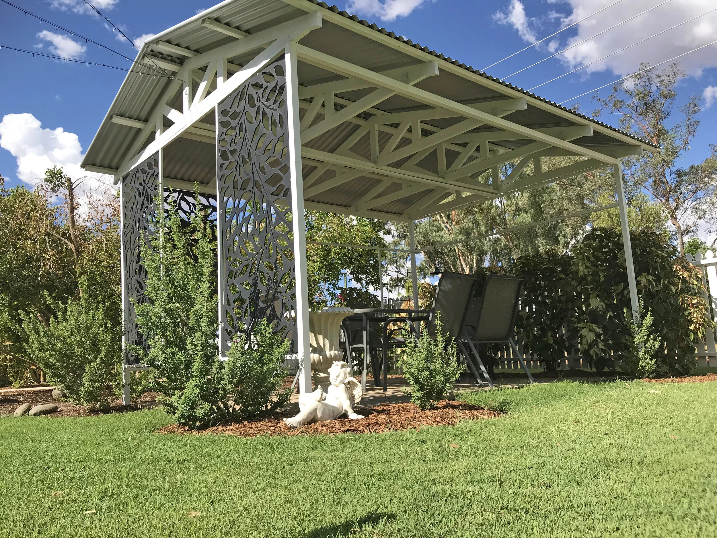 Roses N Things Caravan Park, Tea Garden, Gift Shop Barcaldine