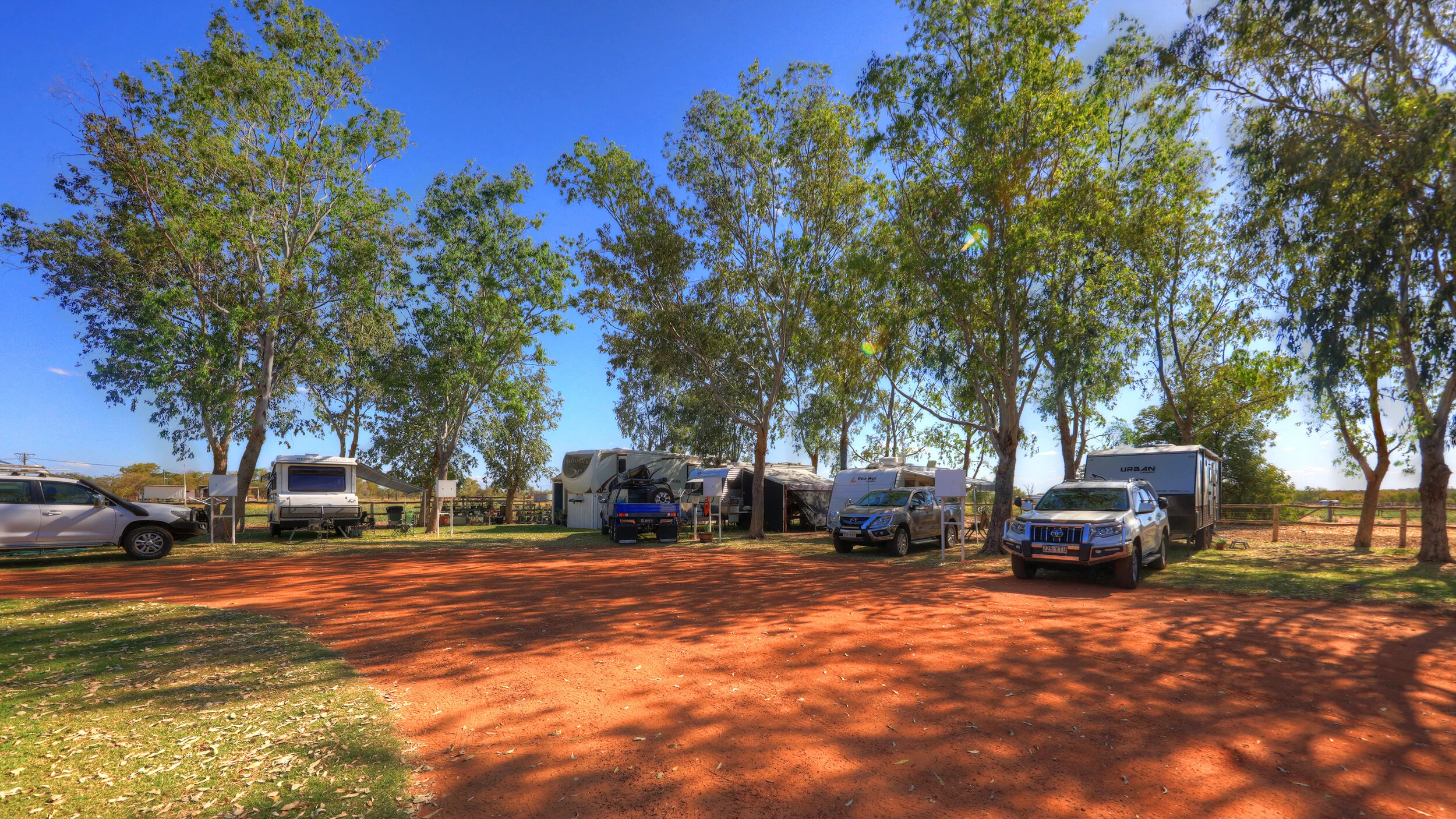 Caravan Park Barcaldine — Roses N