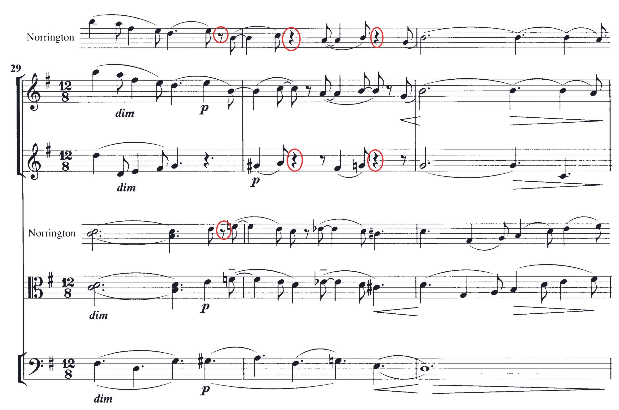 Abbildung 6: Elgar, Serenade op. 20, 3. Satz T. 29-31. 1. Violine und Viola: Norringtons Version oberhalb des Systemes, Violine 2 unverändert, Cello/Bass: Norringtons Bogeneinteilung oben, Original unten