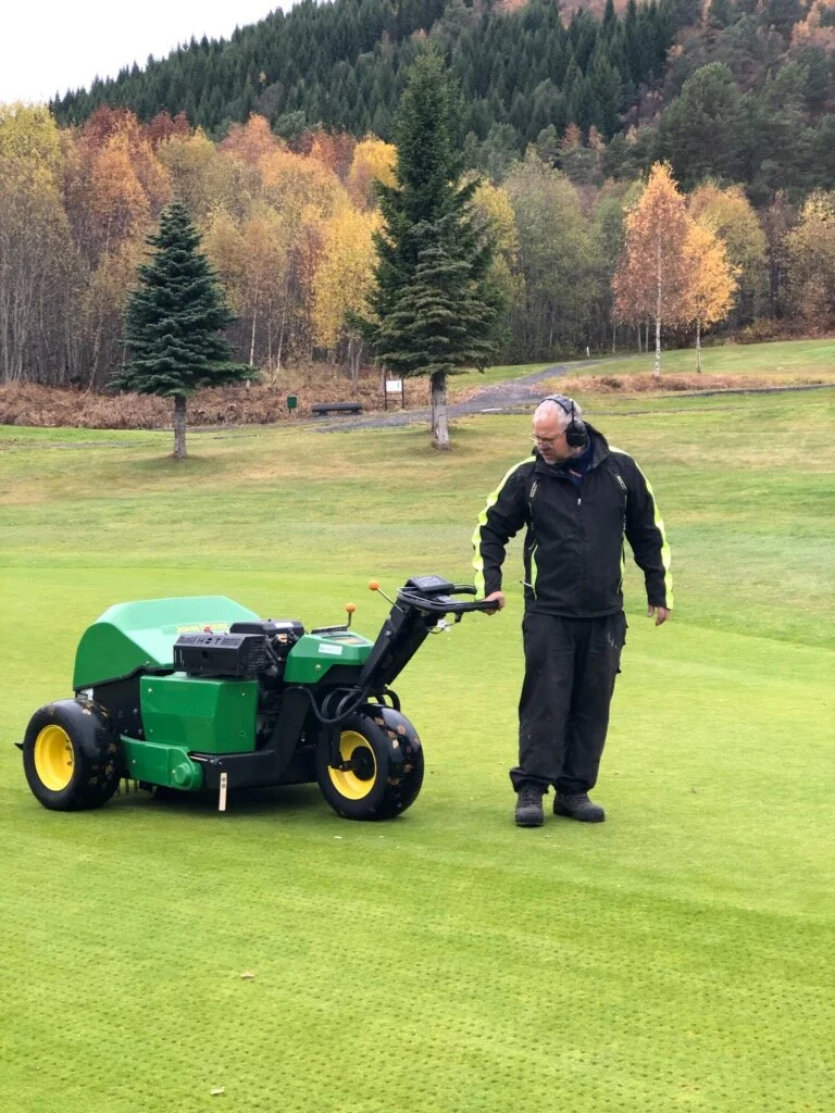Greenkeeper Astor Vevang lufter greenen på hull 8