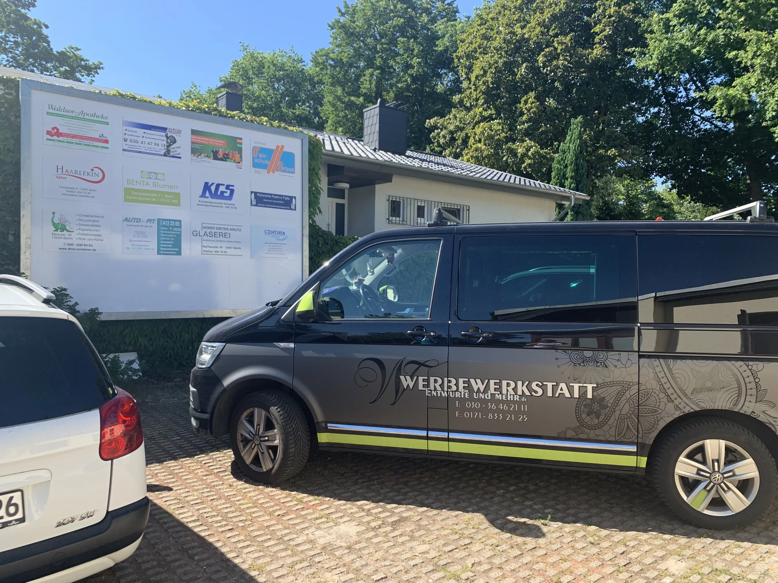Die Werbetafel - verschönert und voll belegt