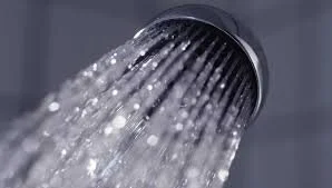 Duschen, Umkleidekabinen und Tennishalle