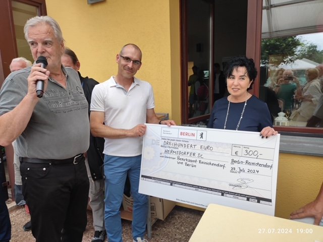 Bezirksbürgermeisterin Emine Demirbüken-Wegner überreicht unseren Vorsitzenden einen Scheck in Höhe von 300 Euro