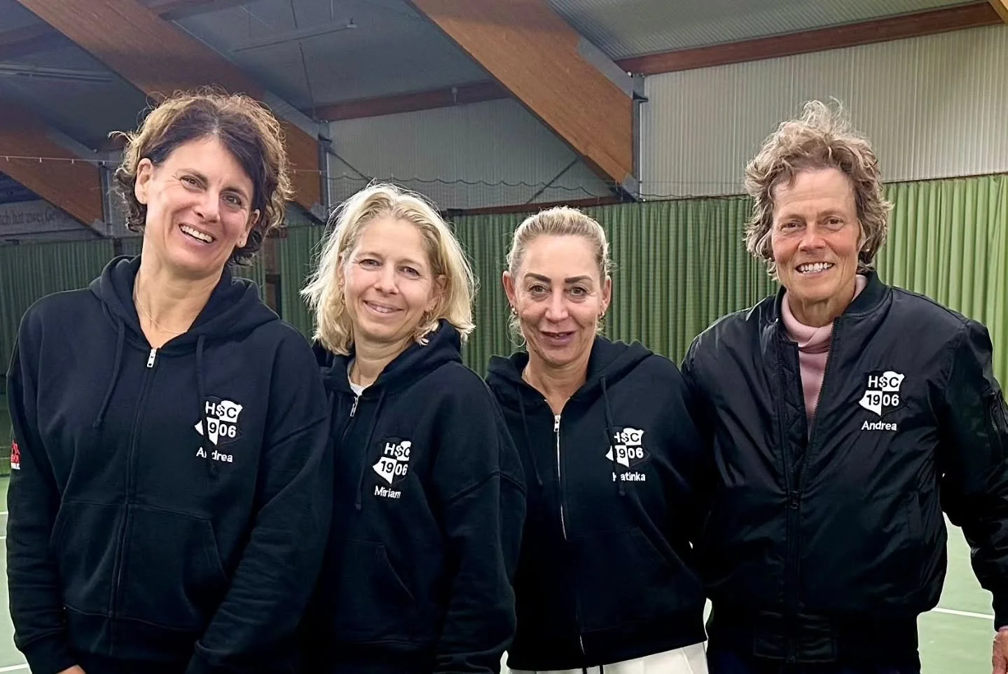 Ein toller Erfolg f&uuml;r die Damen 40! Zum Start der Wintersaison gewannen sie 5:1 gegen den TK Blau-Gold Steglitz 💪🏻🎾 Weiter so! 😊

#hermsdorfersportclub #spa&szlig;amspiel #tennis #sieg